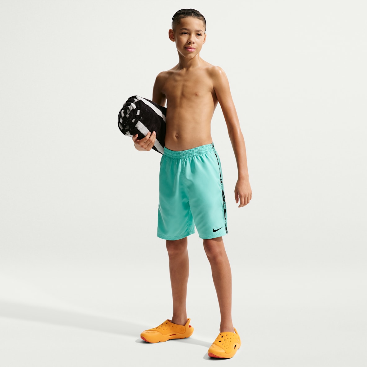 Nike Swim Breaker Logo Tape Shorts de playa o alberca con forro de ropa interior de 18 cm para niño talla grande
