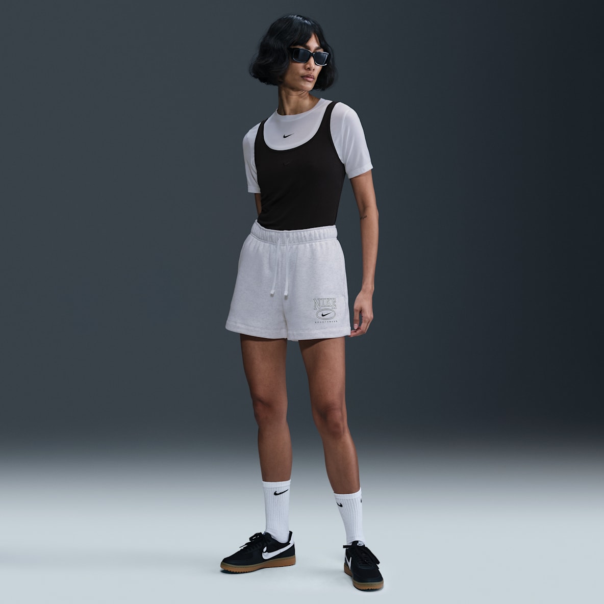 Nike Sportswear Club Fleece Shorts con gráfico de tiro medio de 10 cm para mujer