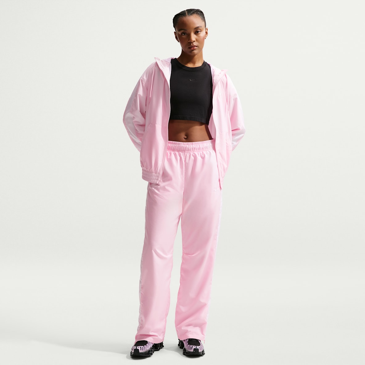 Nike Sportswear Classic Pants de tiro medio con dobladillo abierto para mujer