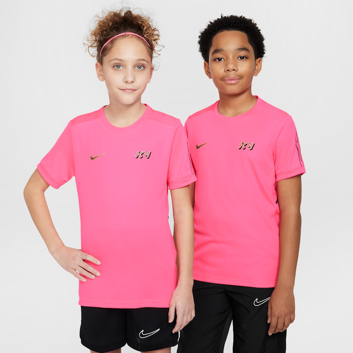 Kylian Mbappé Academy Kylian Mbappé Academy Playera de fútbol Dri-FIT para niños talla grande