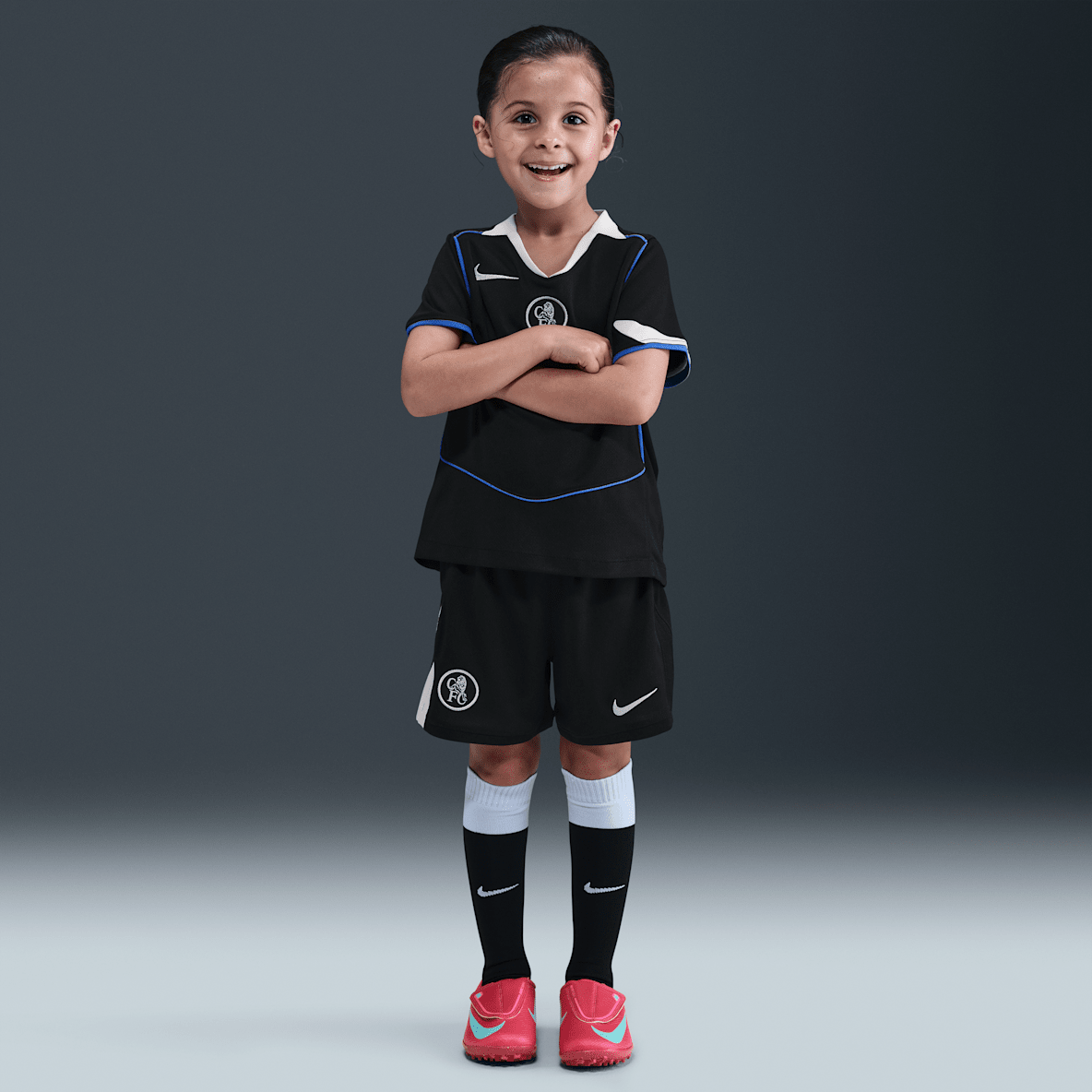 Chelsea F.C. 2025/26 Stadium harmadik Chelsea F.C. 2025/26 Stadium harmadik Nike Dri-FIT Total 90 háromrészes futballszett kisgyerekeknek