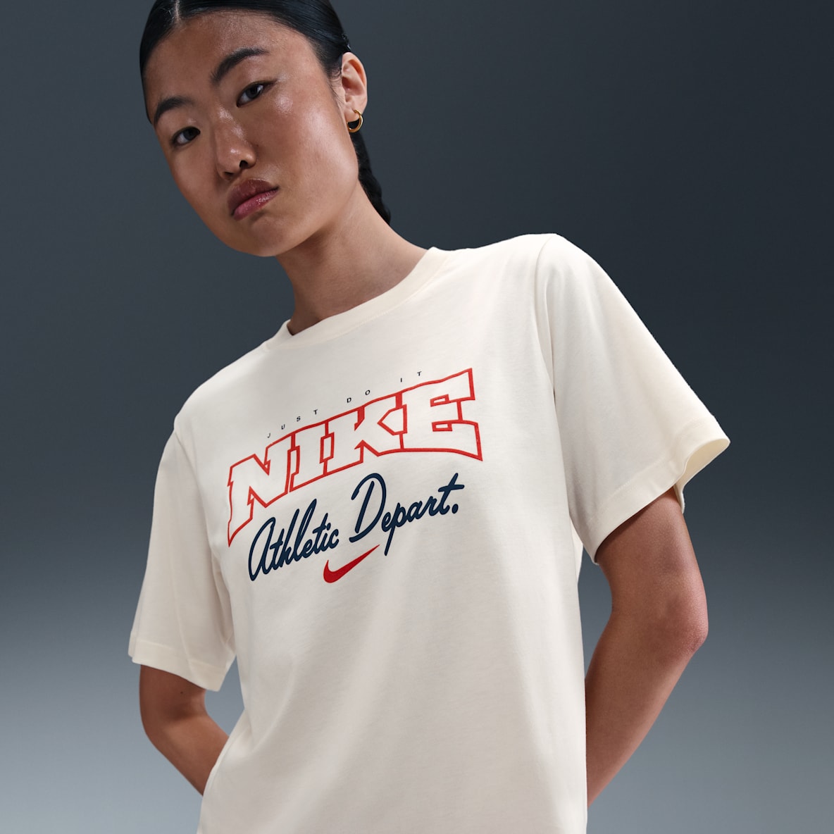 Nike Sportswear Women's Loose Short-Sleeve Graphic T-Shirt