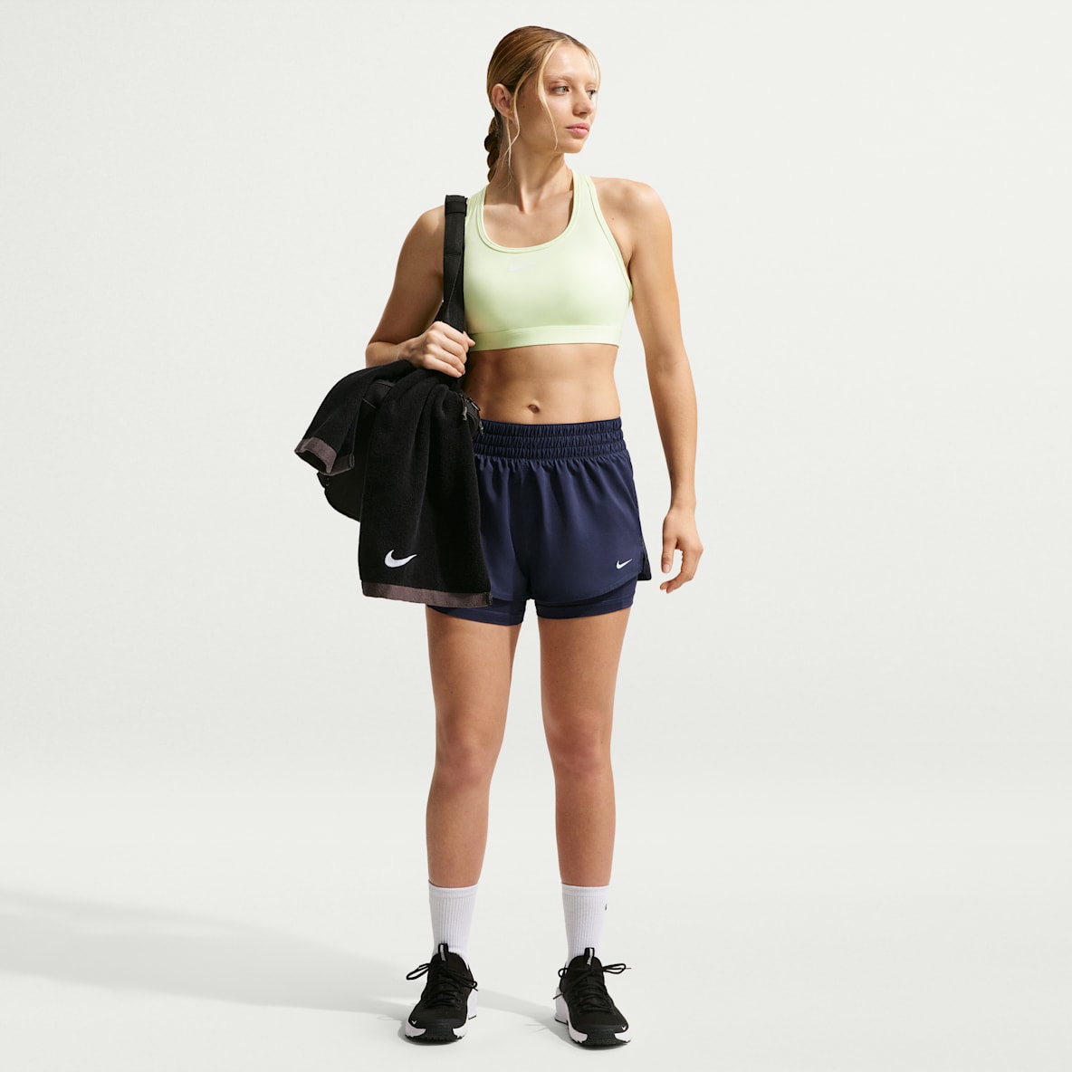 Nike One Nike One Dri-FIT 2-i-1-shorts med mellemhøj talje (7,5 cm) til kvinder