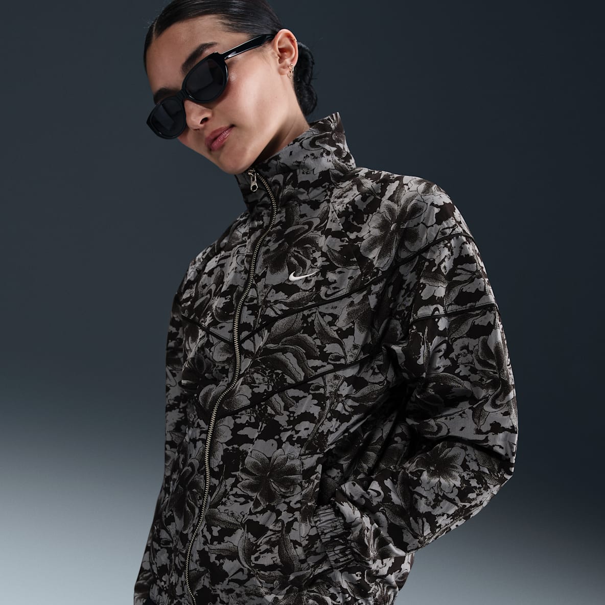 Nike Sportswear Windrunner เสื้อแจ็คเก็ตพิมพ์ลายซิปยาวแบบทอป้องกัน UV ทรงหลวมผู้หญิง