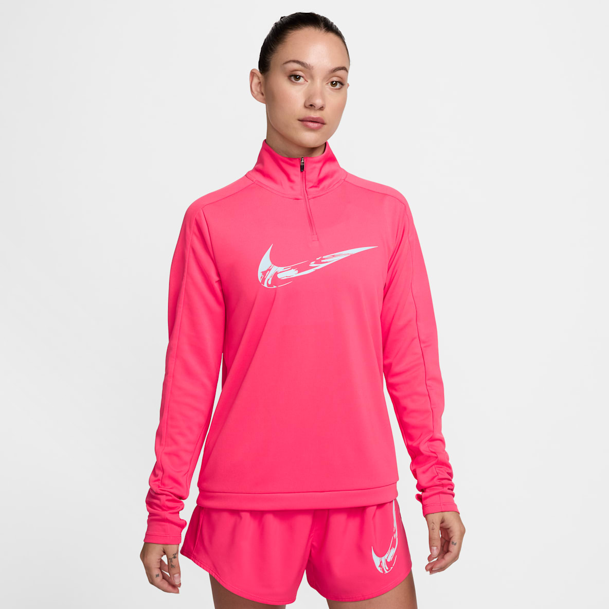 Nike Swoosh Capa intermedia de correr Dri-FIT con cierre de 1/4 para mujer