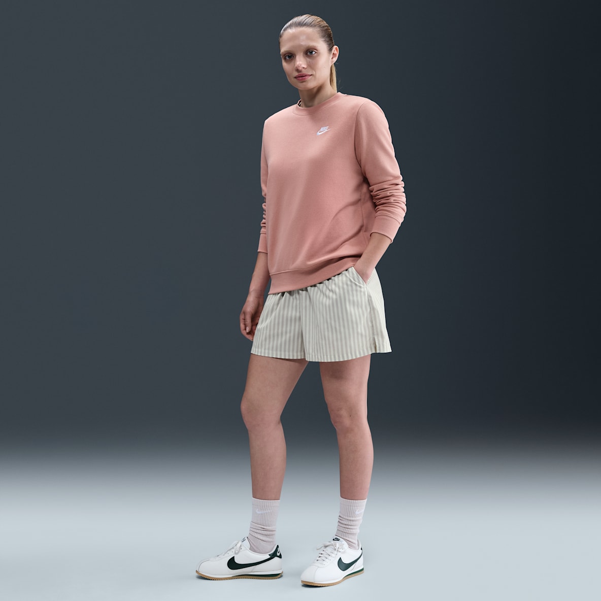 Nike Sportswear Chill Poplin Nike Sportswear Chill Poplin Shorts loose fit a righe a vita media – Donna