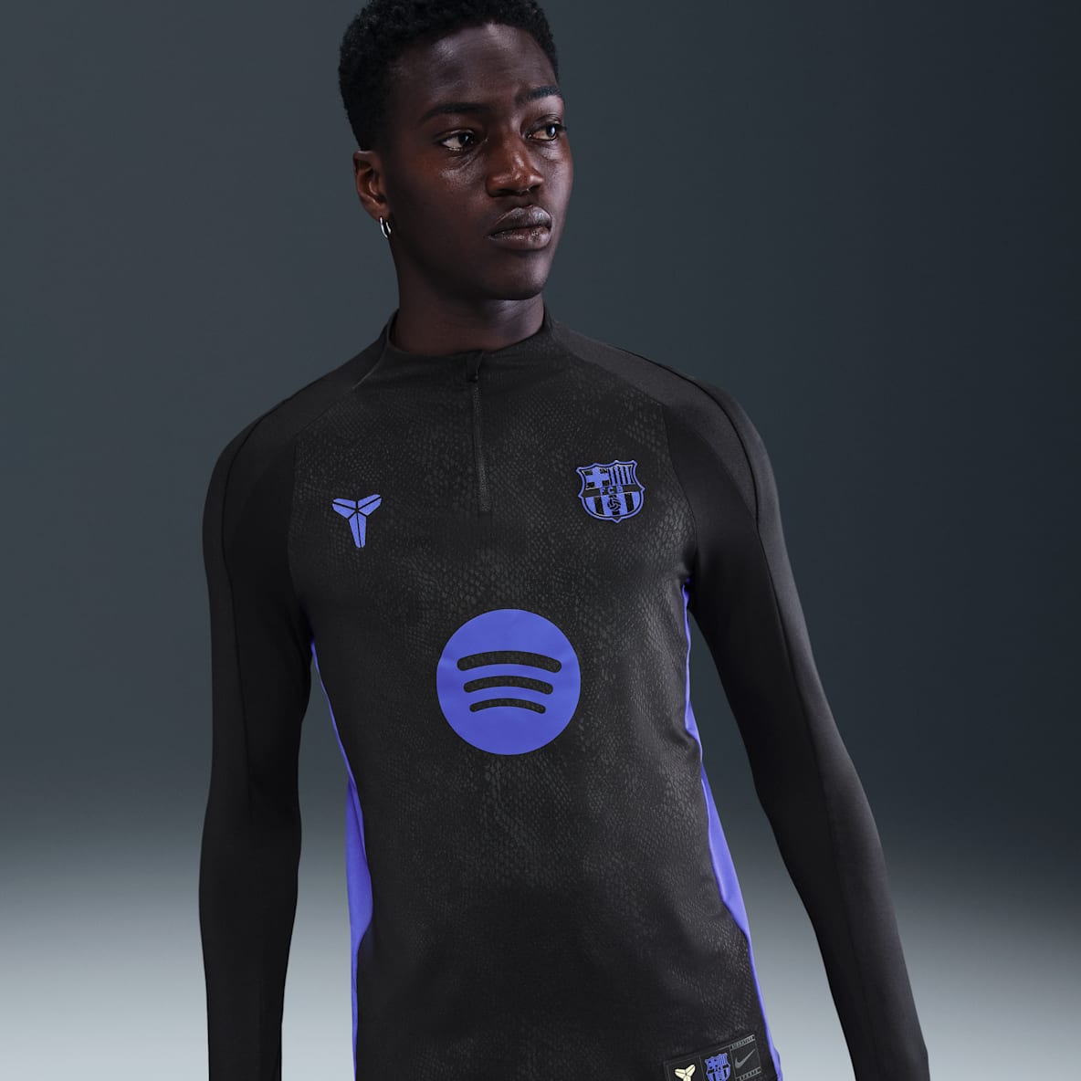 FC Barcelona Strike Extérieur FC Barcelona Strike Extérieur Haut d'entraînement de foot d'avant-match Kobe Dri-FIT pour homme
