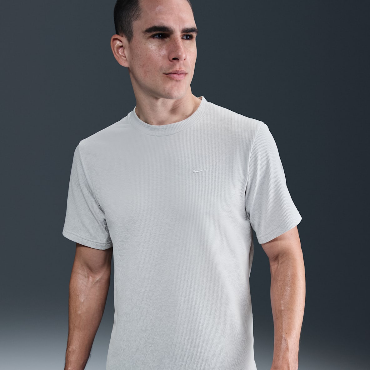 Nike Primary Nike Primary Playera versátil de manga corta Dri-FIT Seersucker para hombre