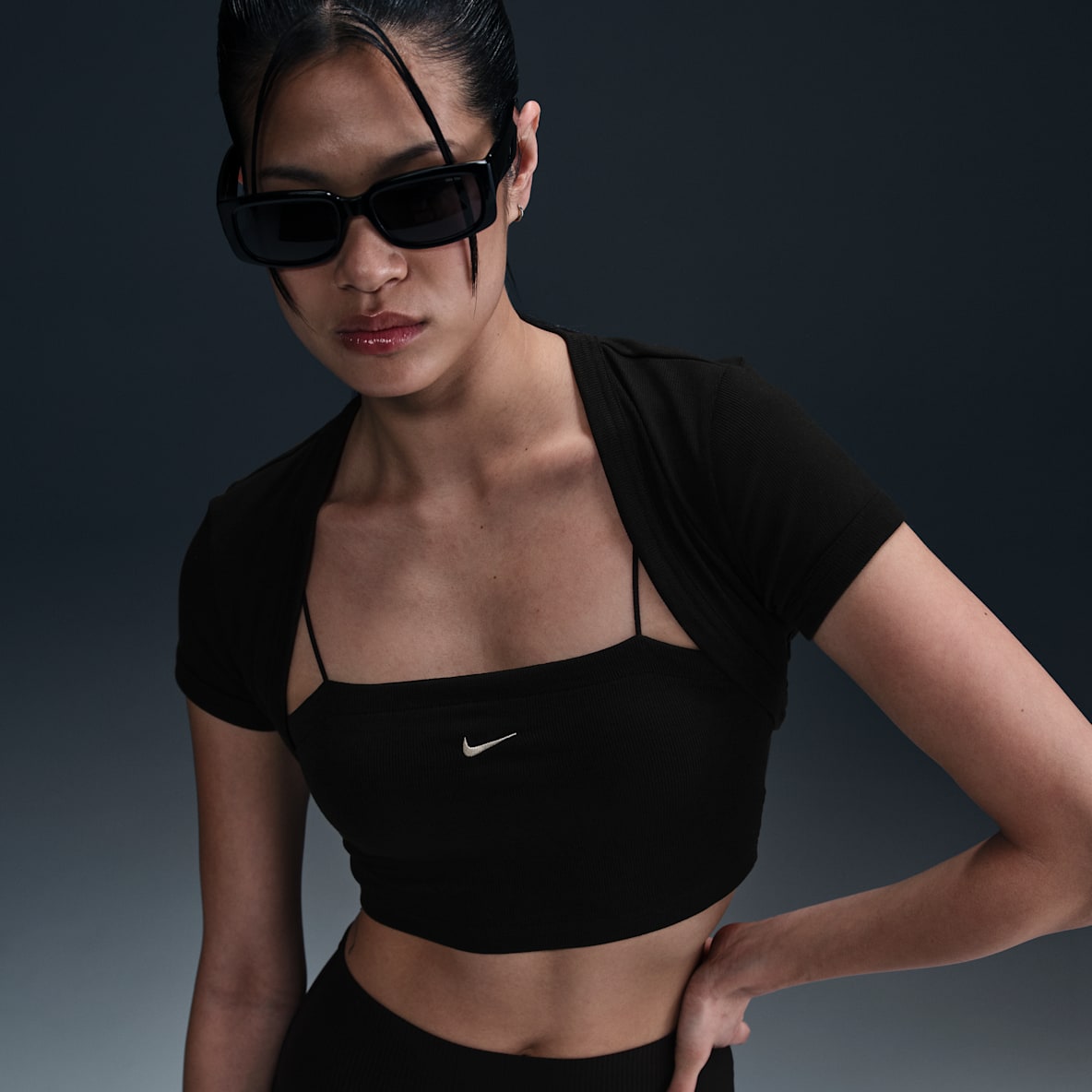 Nike Sportswear Chill Knit Nike Sportswear Chill Knit Tettsittende kort ribbestrikket 2-i-1-overdel til dame