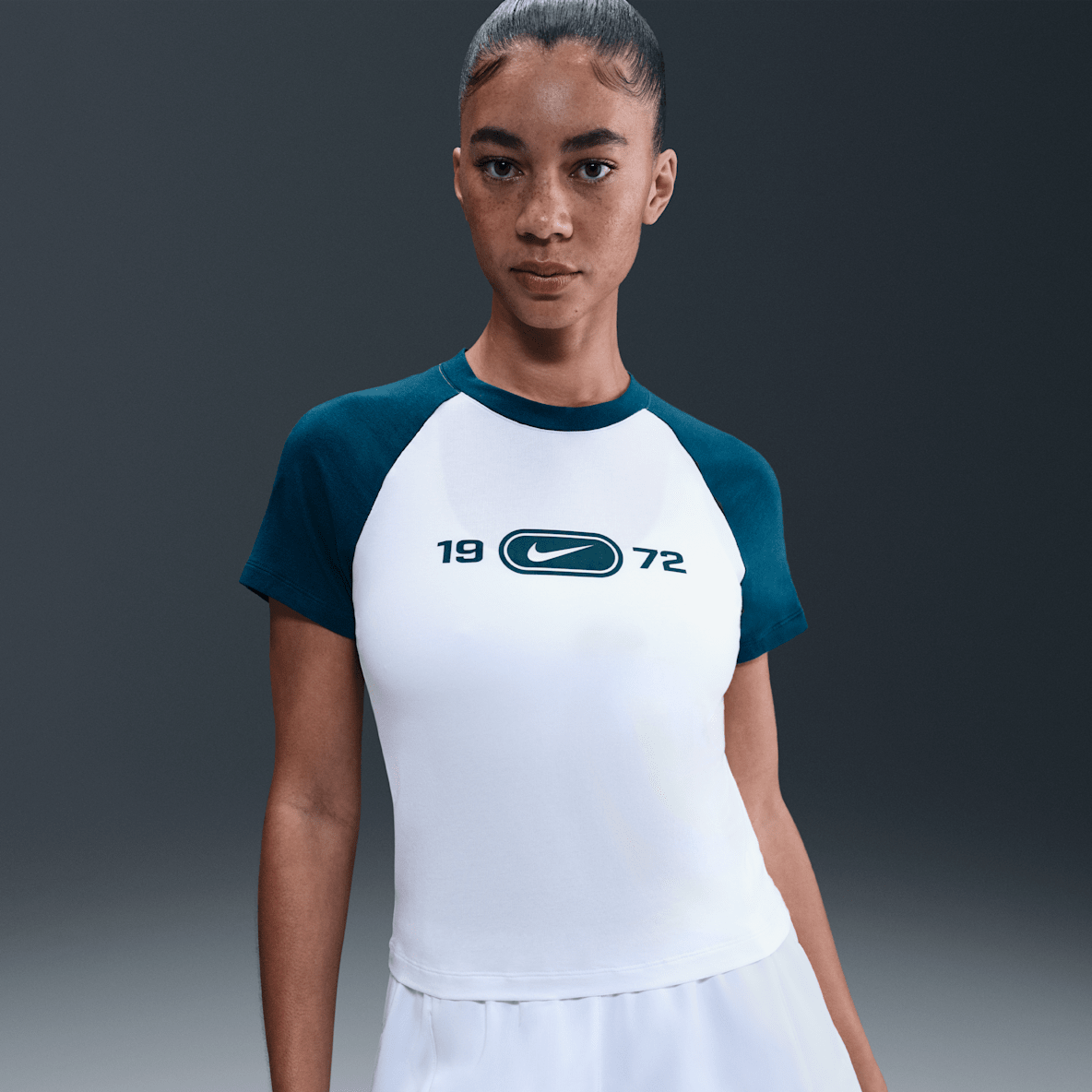 Nike Sportswear Chill Knit Nike Sportswear Chill Knit Slimmad t-shirt med tryck för kvinnor