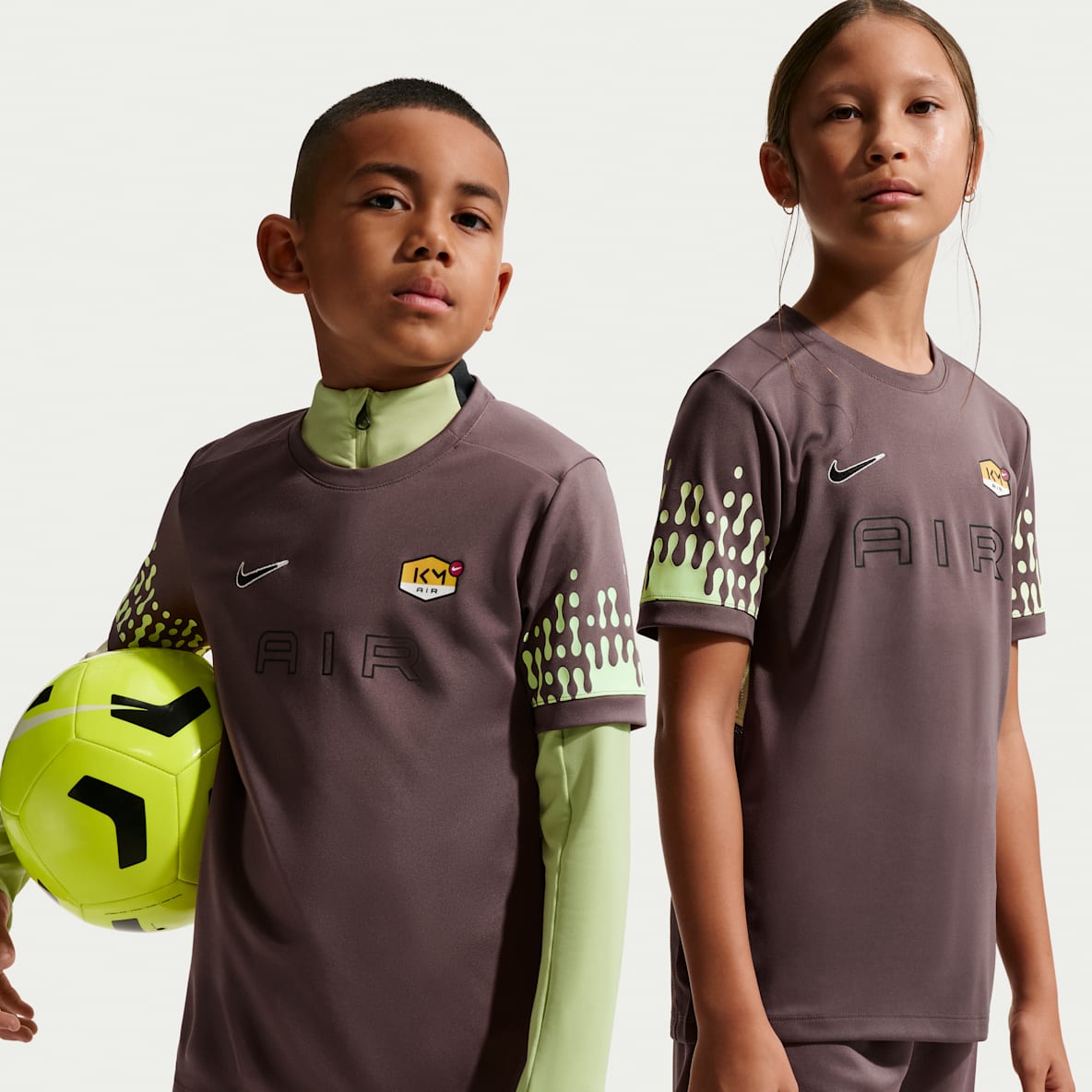 Kylian Mbappé Academy Playera de fútbol de manga corta Dri-FIT para niños talla grande