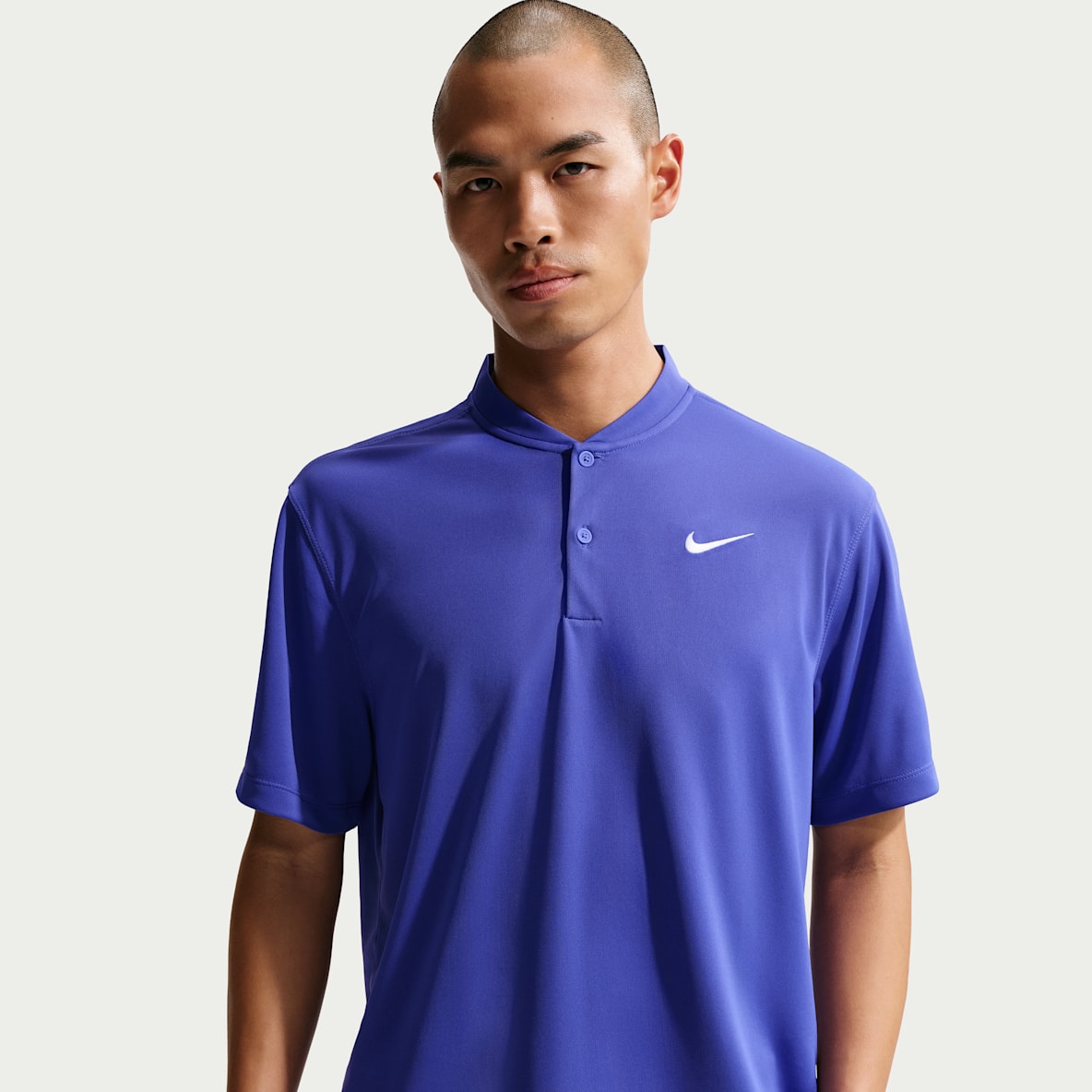 NikeCourt Dri-FIT Polo de cuello en v de tenis para hombre