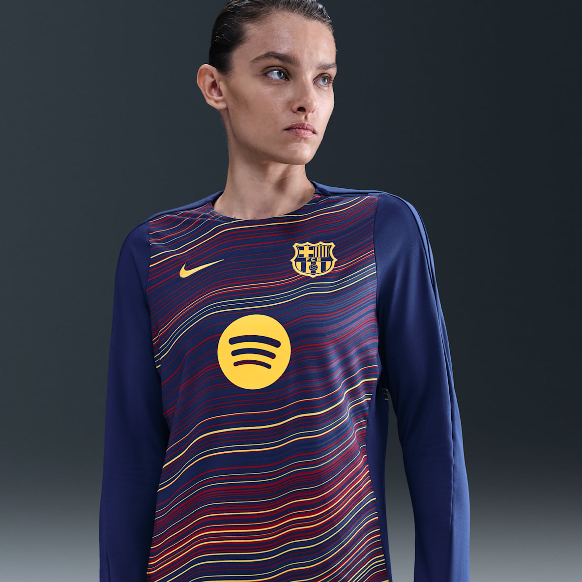 FC Barcelona Strike İç Saha FC Barcelona Strike İç Saha Nike Dri-FIT Maç Öncesi Crew Yakalı Kadın Futbol Üstü