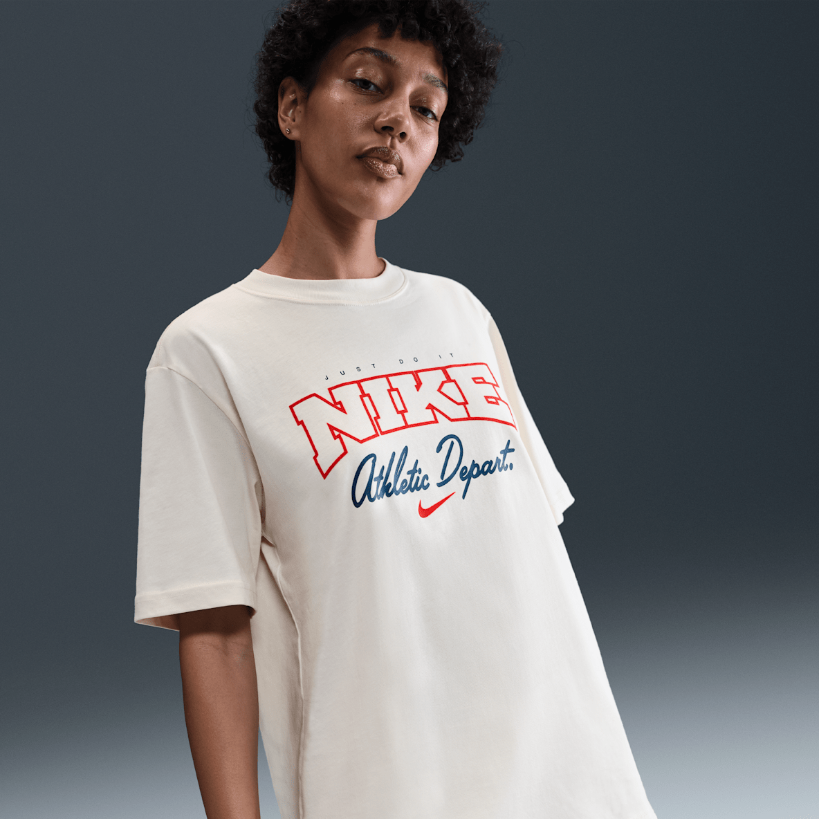 Nike Sportswear Nike Sportswear Women's Loose Short-Sleeve Graphic T-Shirt