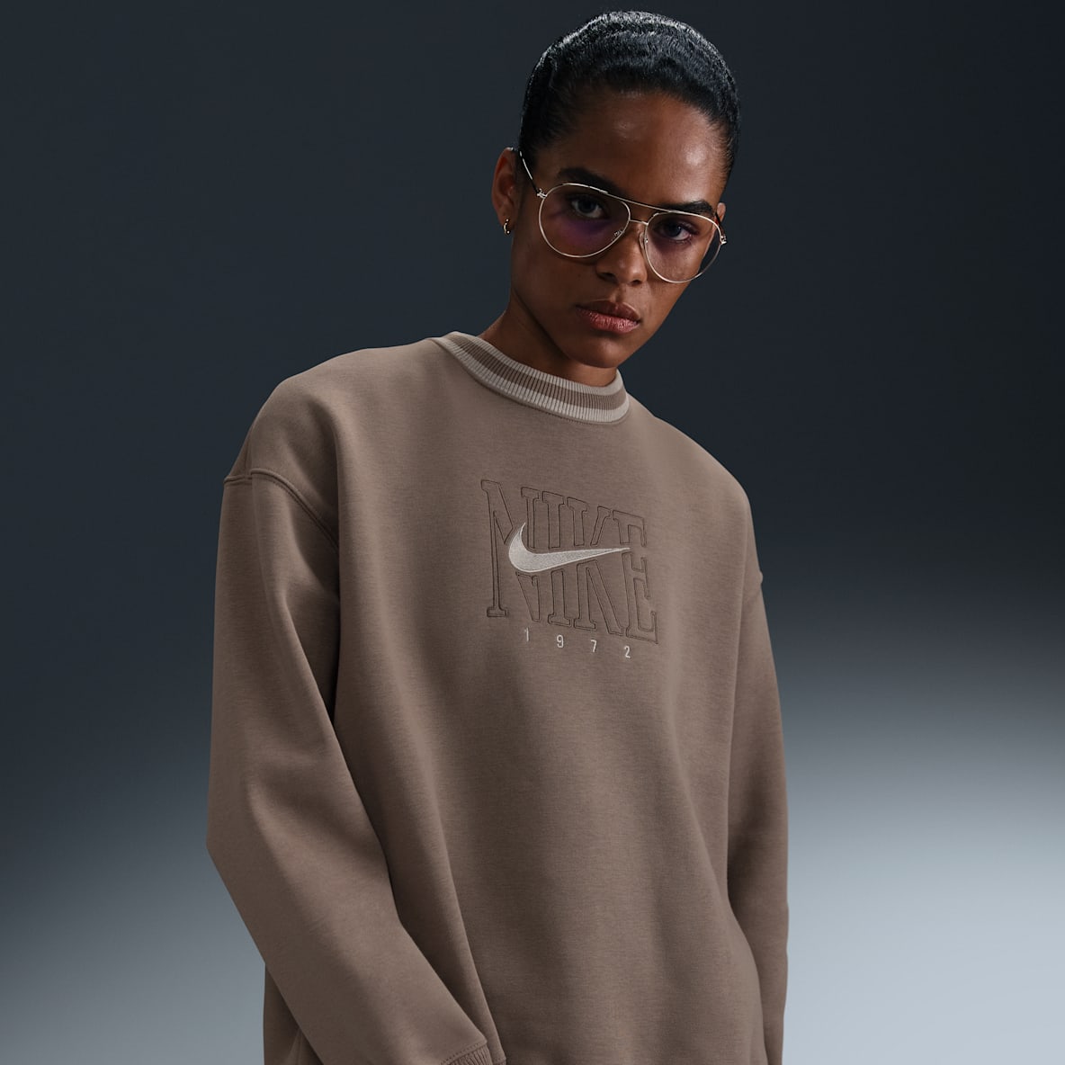 Nike Sportswear Phoenix Fleece Nike Sportswear Phoenix Fleece Sudadera de cuello redondo con gráfico oversized para mujer