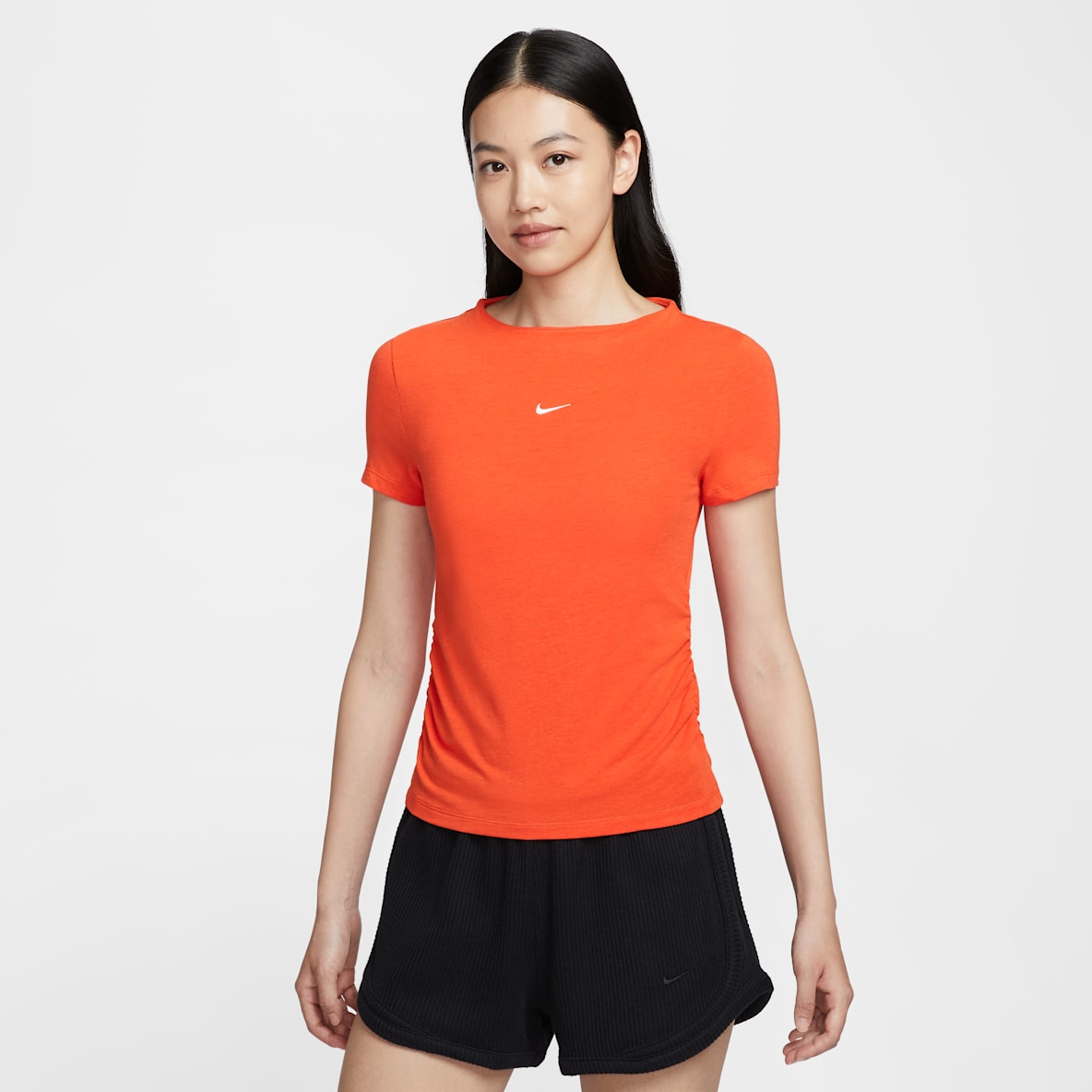 Nike Sportswear Chill Knit Nike Sportswear Chill Knit เสื้อแขนสั้นคอปีนทรงรัดรูปผู้หญิง