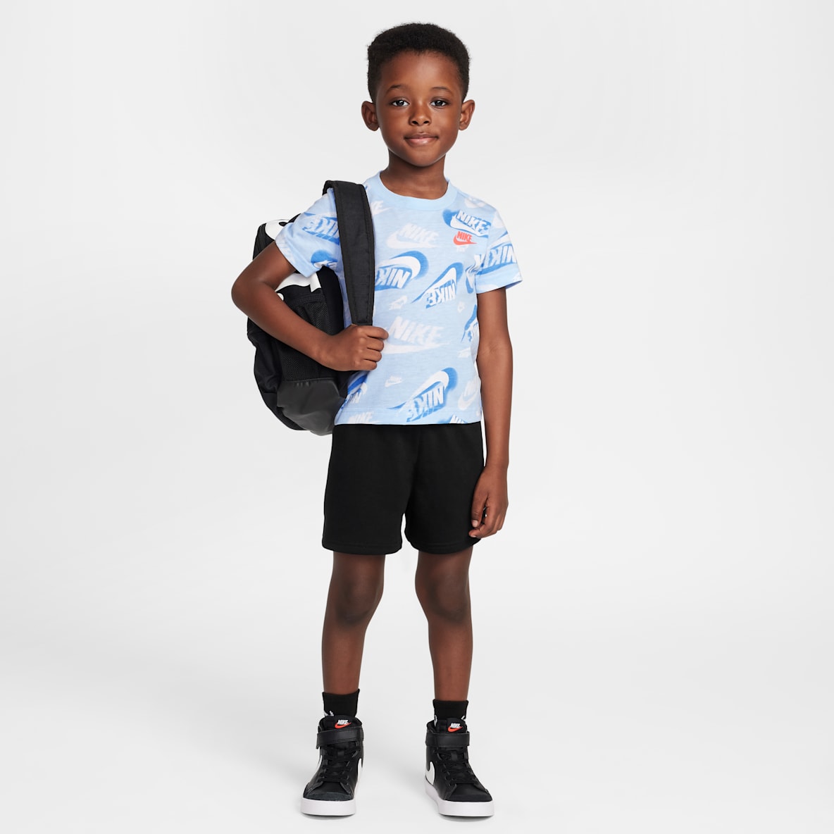 Nike Sportswear Nike Sportswear Conjunto de playera estampada y shorts de French Terry On the Move infantil