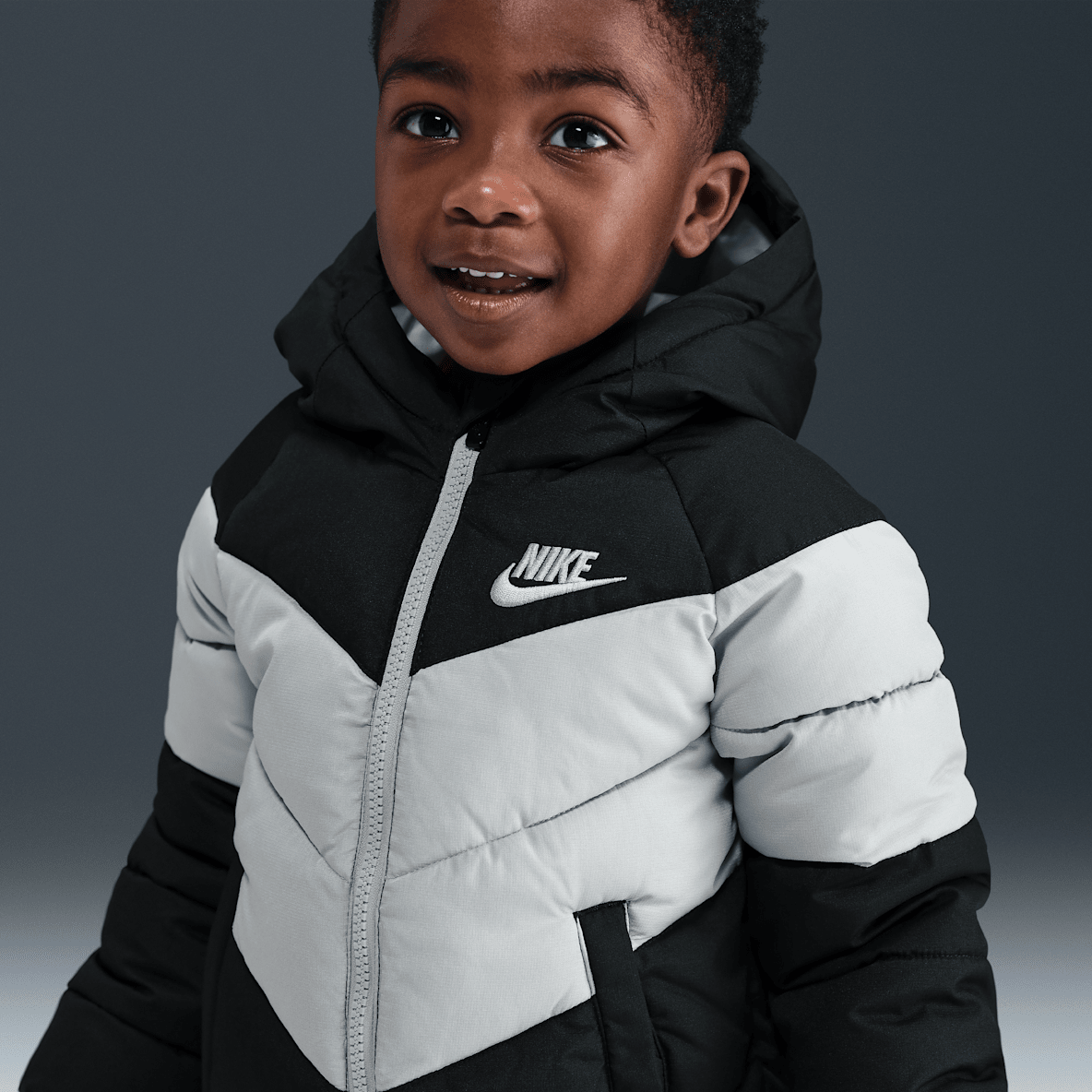 Nike Nike Chamarra acolchada con gorro y diseño de chevrón infantil