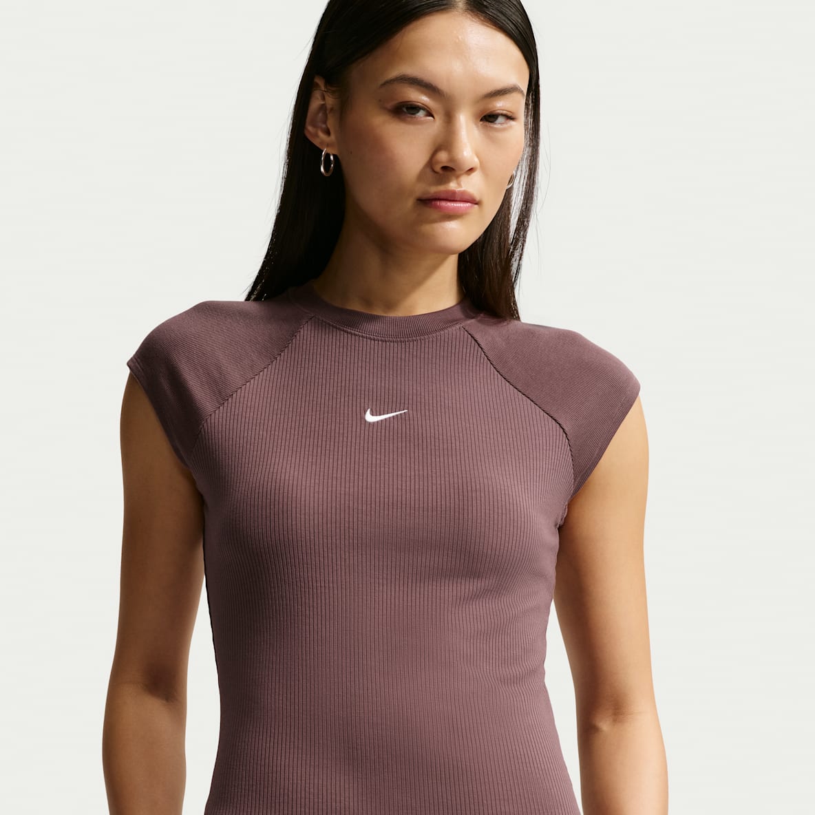 Nike Sportswear Chill Knit Nike Sportswear Chill Knit Playera de manga corta de tela de canalé ajustada para mujer