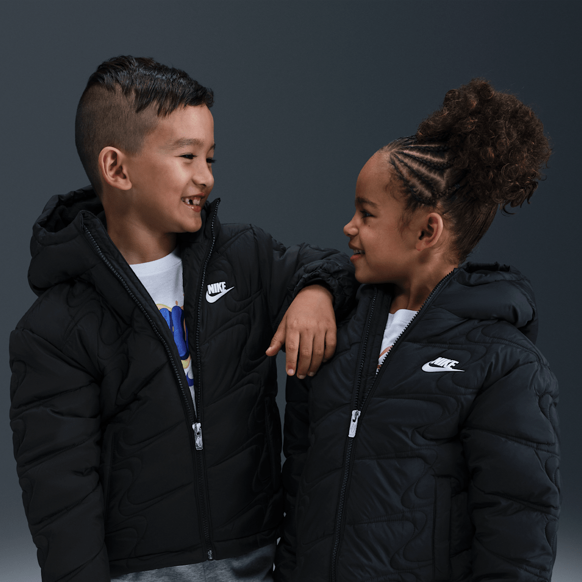 Nike Nike Chamarra acolchada Swoosh para niños talla pequeña