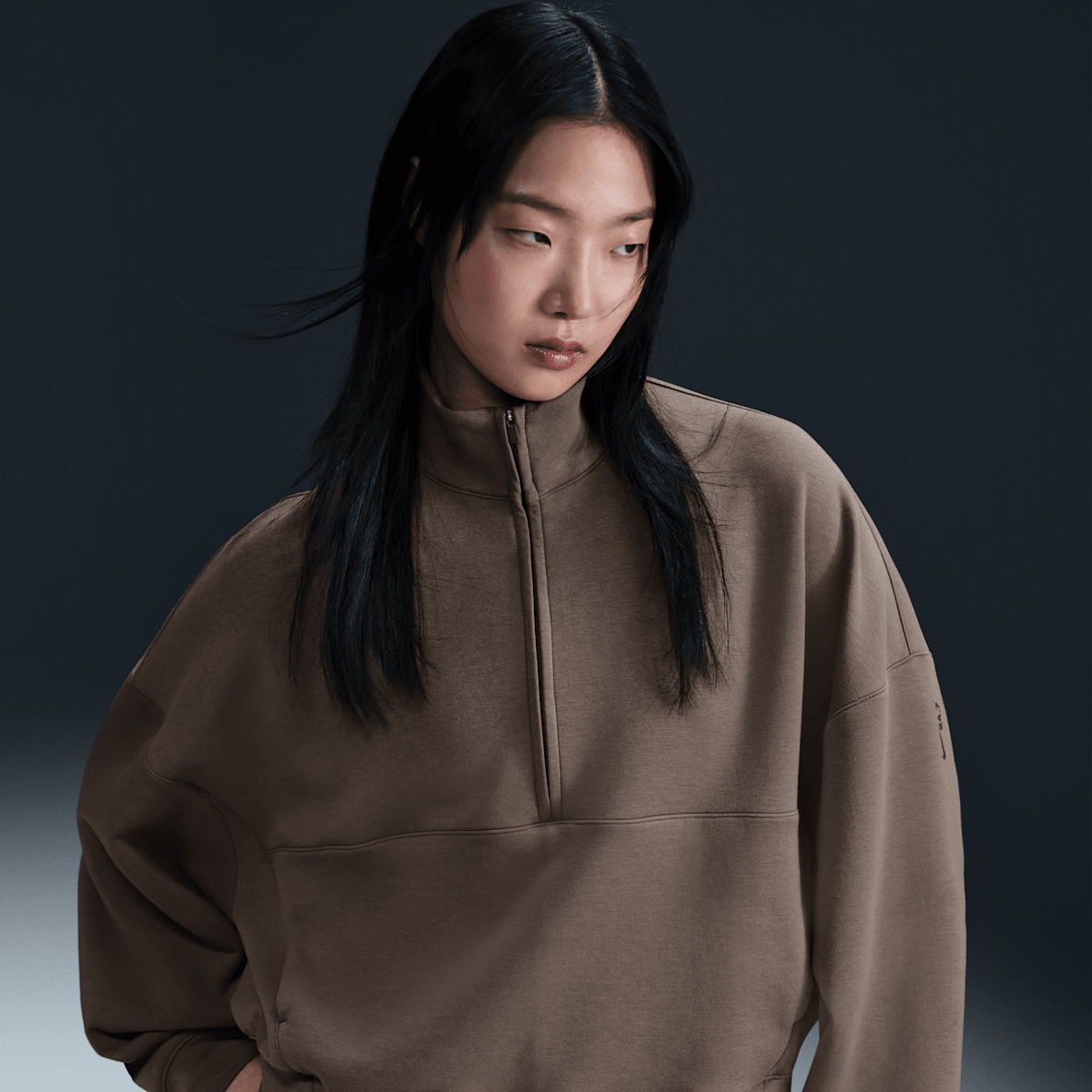 Nike 24.7 ImpossiblySoft Nike 24.7 ImpossiblySoft Oversize-Oberteil mit Dri-FIT-Technologie und Halbreißverschluss (Damen)