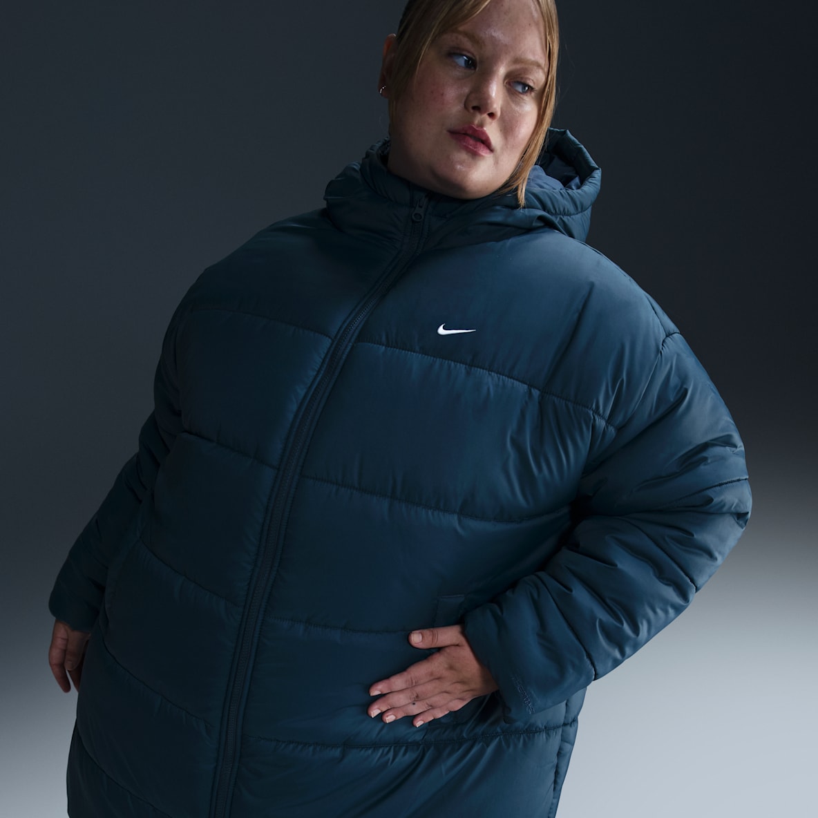 Nike Sportswear Classic Puffer Nike Sportswear Classic Puffer Therma-FIT Bol Kesimli Kadın Parkası (Büyük Beden)