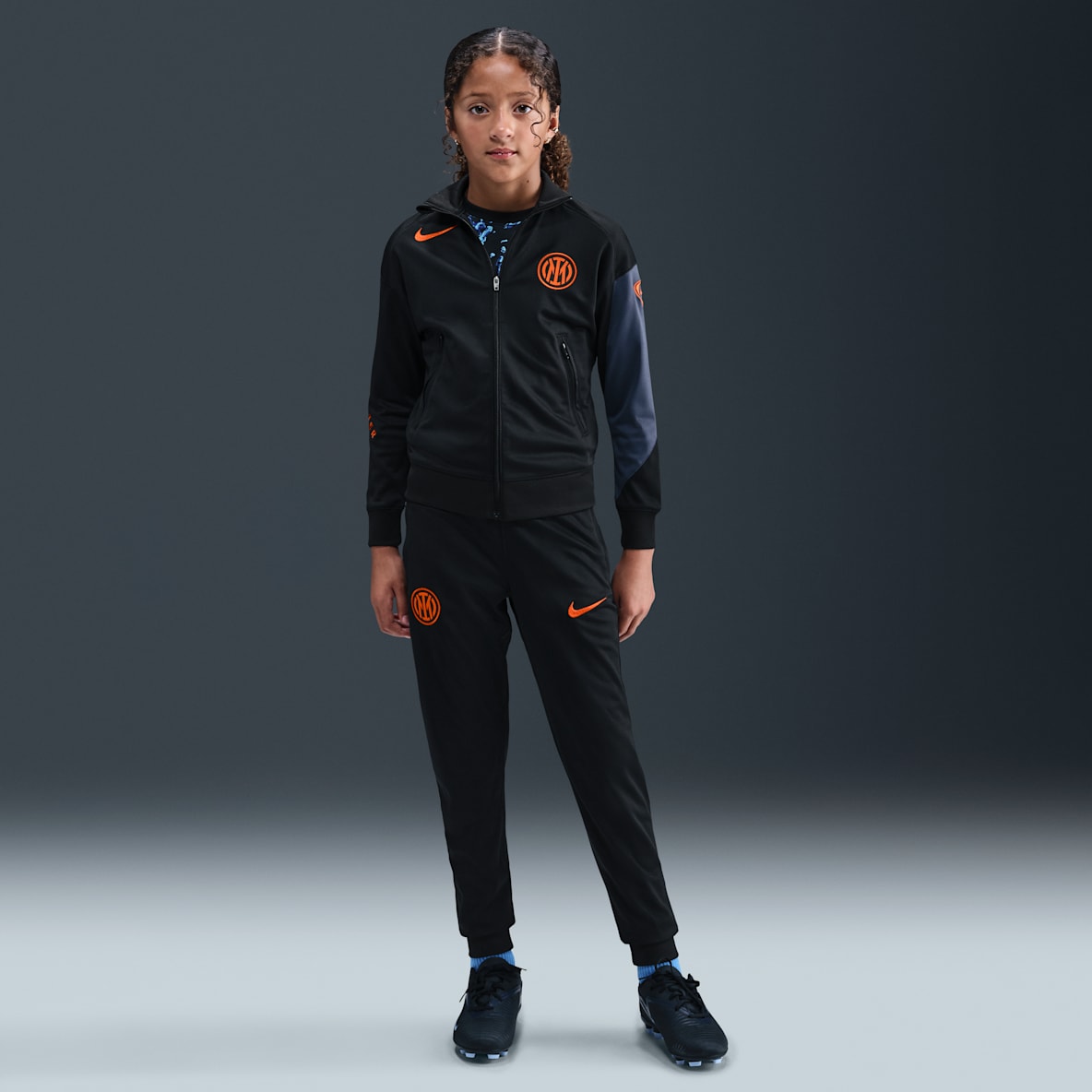 Inter Milan Strike harmadik Inter Milan Strike harmadik Nike Dri-FIT Total 90 kötött futballtréningruha nagyobb gyerekeknek