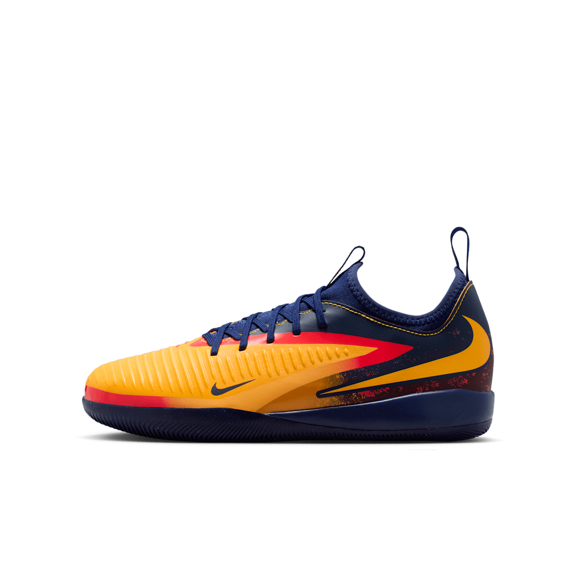 Nike Jr. Phantom 6 Low Academy "Erling Haaland" Nike Jr. Phantom 6 Low Academy "Erling Haaland" Fußballschuh für Hallen- und Hartplätze (ältere Kinder)