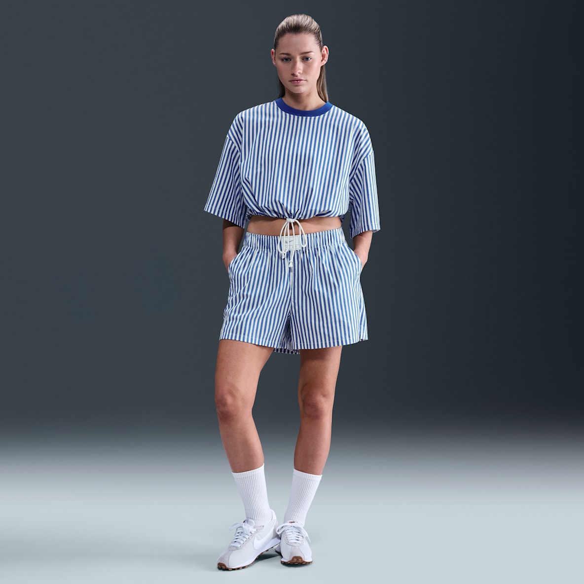 Nike Sportswear Chill Poplin Nike Sportswear Chill Poplin Shorts a rayas de tiro medio holgados para mujer