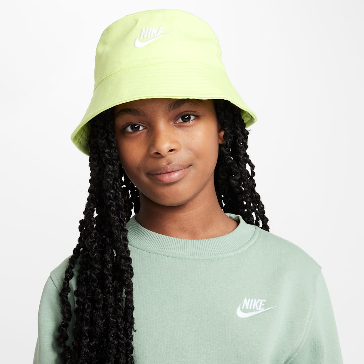 Nike Gorro tipo pescador Futura Apex para niños talla pequeña