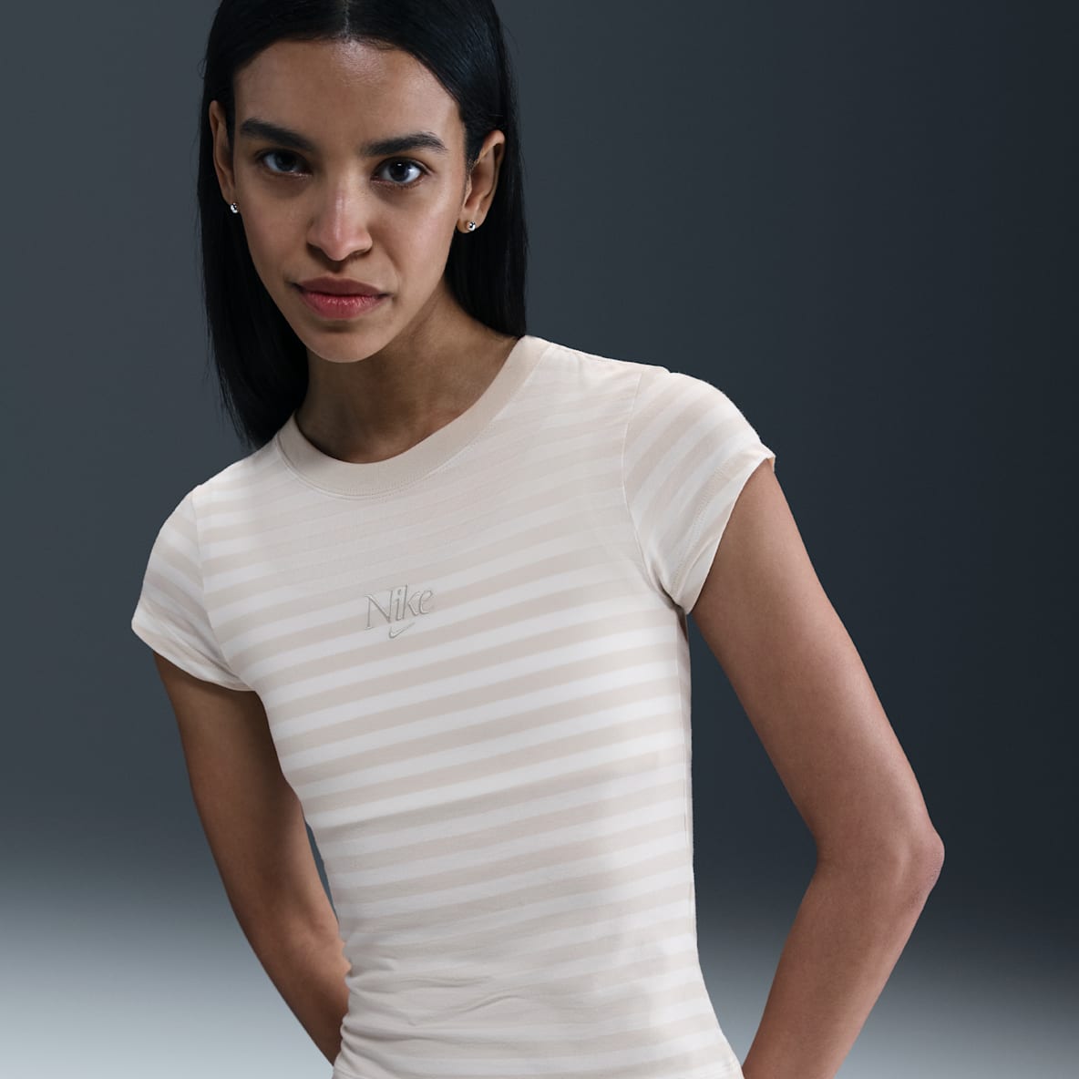 Nike Sportswear Tettsittende T-skjorte med striper til dame