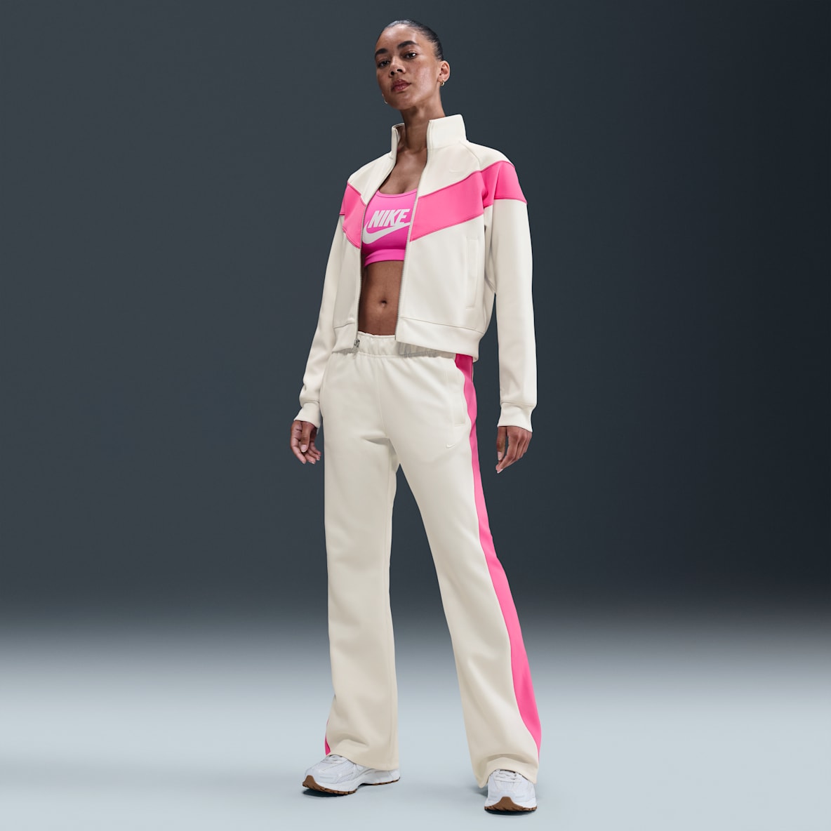 Nike Sportswear Windrunner Nike Sportswear Windrunner Strikket bukse med smal passform og mellomhøyt liv til dame
