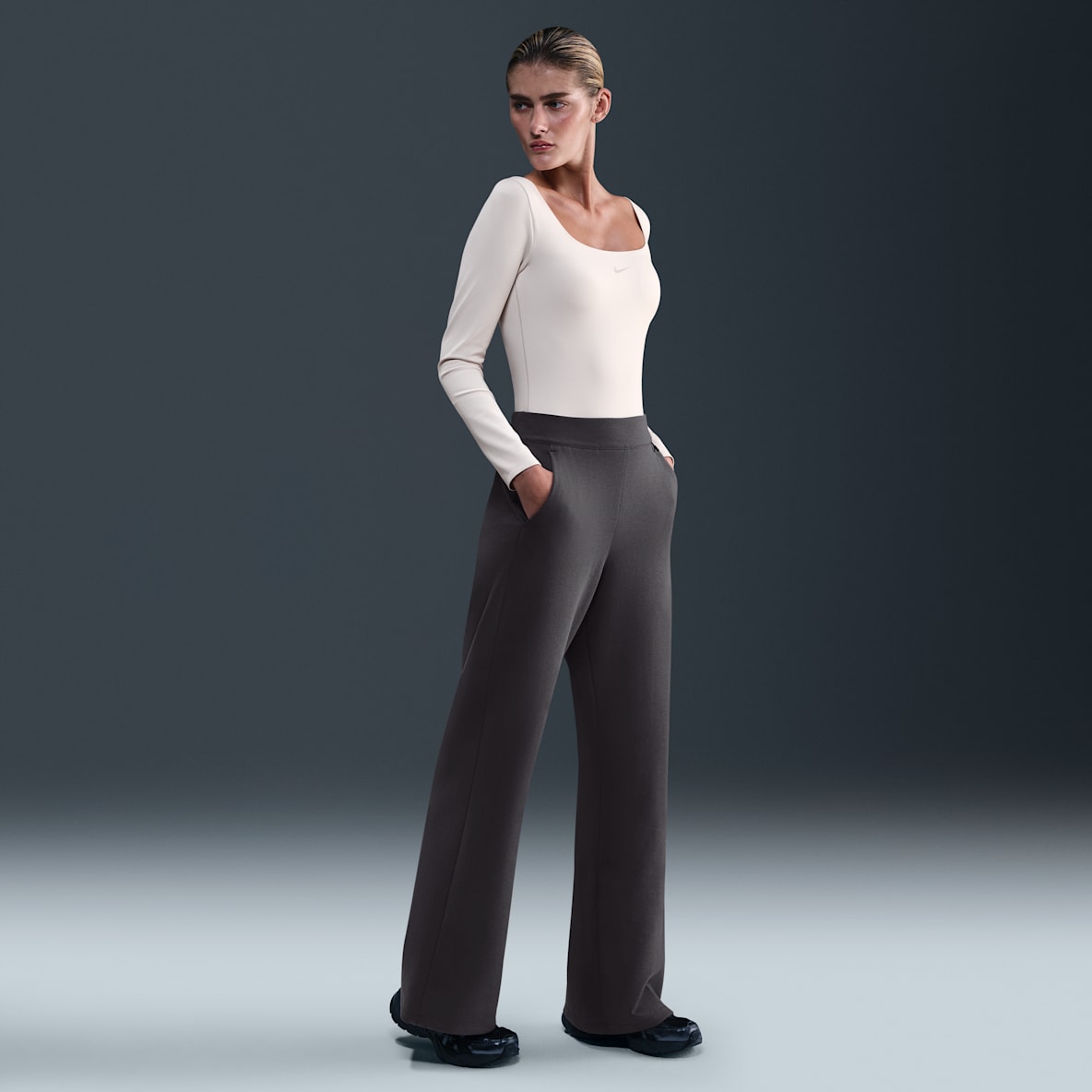 Nike 24.7 ImpossiblySoft Nike 24.7 ImpossiblySoft Women's Dri-FIT High-Waisted Loose Flared Trousers
