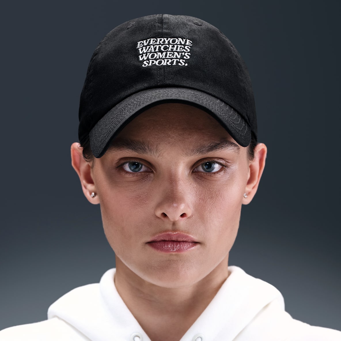 Everyone Watches Women's Sports™ Everyone Watches Women's Sports™ Kšiltovka Nike podle TOGETHXR
