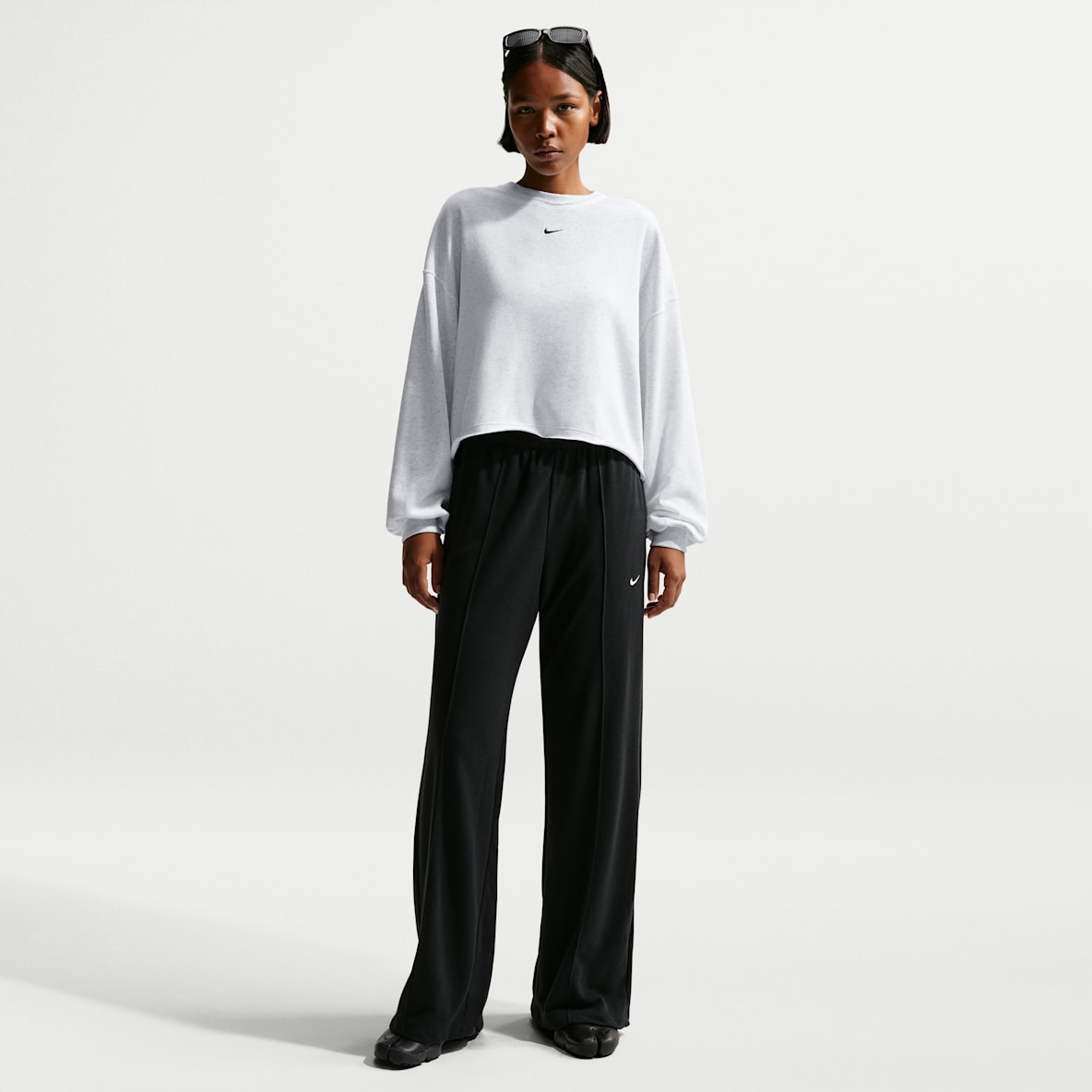Nike Sportswear Chill Terry Pants de French Terry de tiro medio con dobladillo abierto para mujer