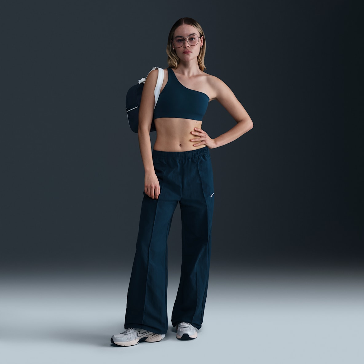 Nike Sportswear Everything Wovens Nike Sportswear Everything Wovens Pants de tiro medio con dobladillo abierto para mujer