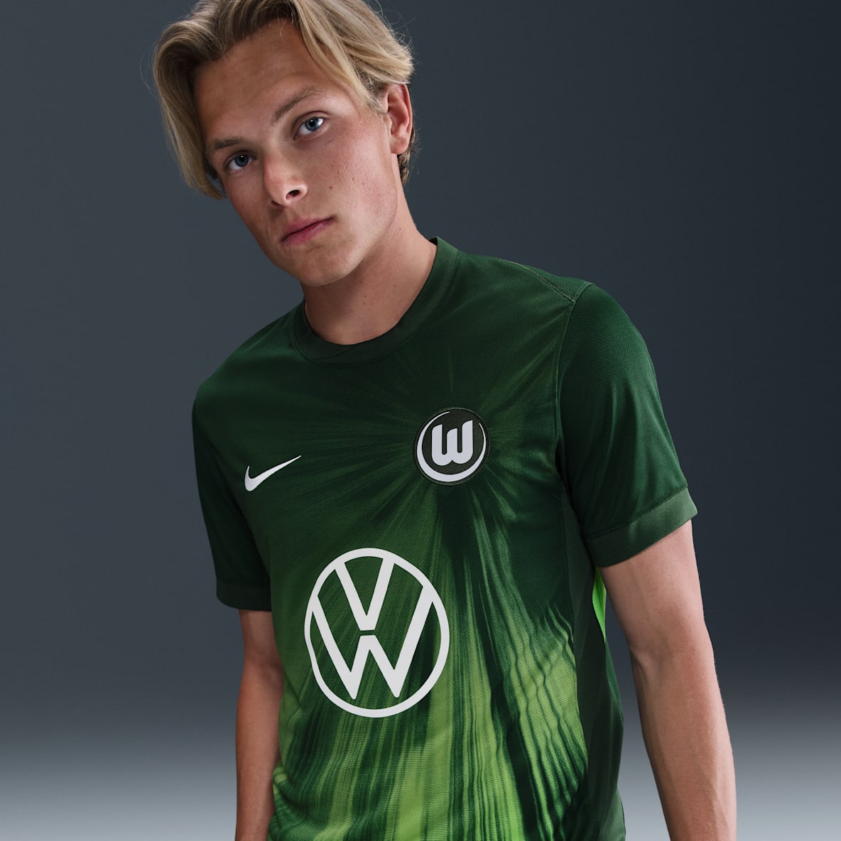 VfL Wolfsburg 2025/2026 Stadium (hemmaställ) VfL Wolfsburg 2025/2026 Stadium (hemmaställ) Kortärmad fotbollströja Nike Dri-FIT Replica för män