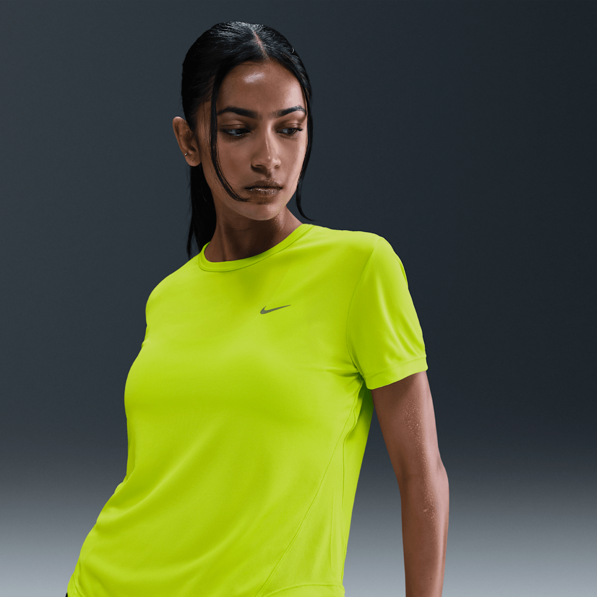 Nike Tempo Nike Tempo Kortærmet Dri-FIT-løbetop til kvinder