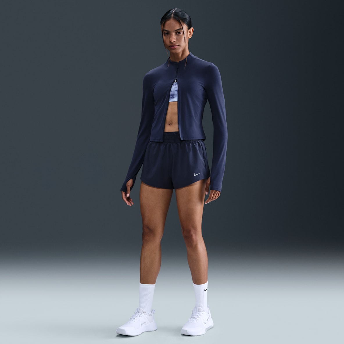 Nike One Nike One Dameshorts med mellomhøyt liv og innershorts (8 cm)