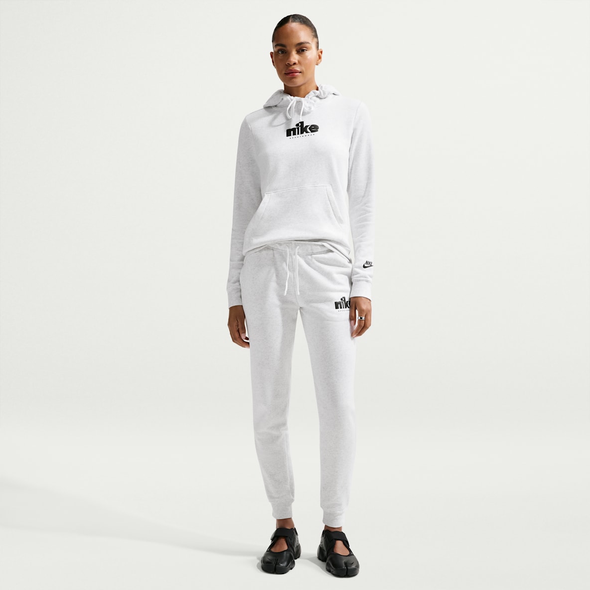 Nike Sportswear Club Fleece Bukse med mellomhøyt liv og grafikk til dame