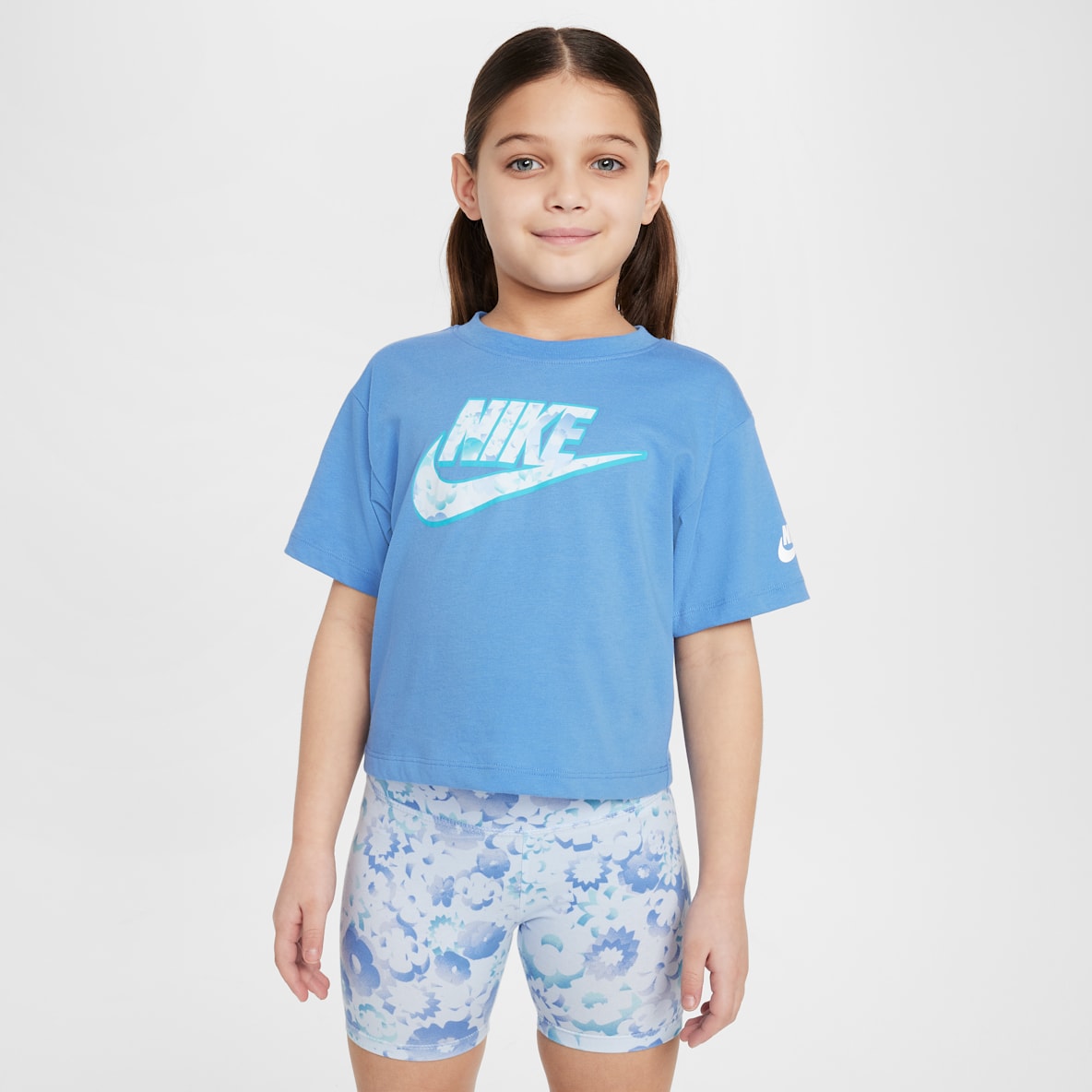 Nike Flow-Ral Nike Flow-Ral Playera con gráfico de corte cuadrado para niños talla pequeña