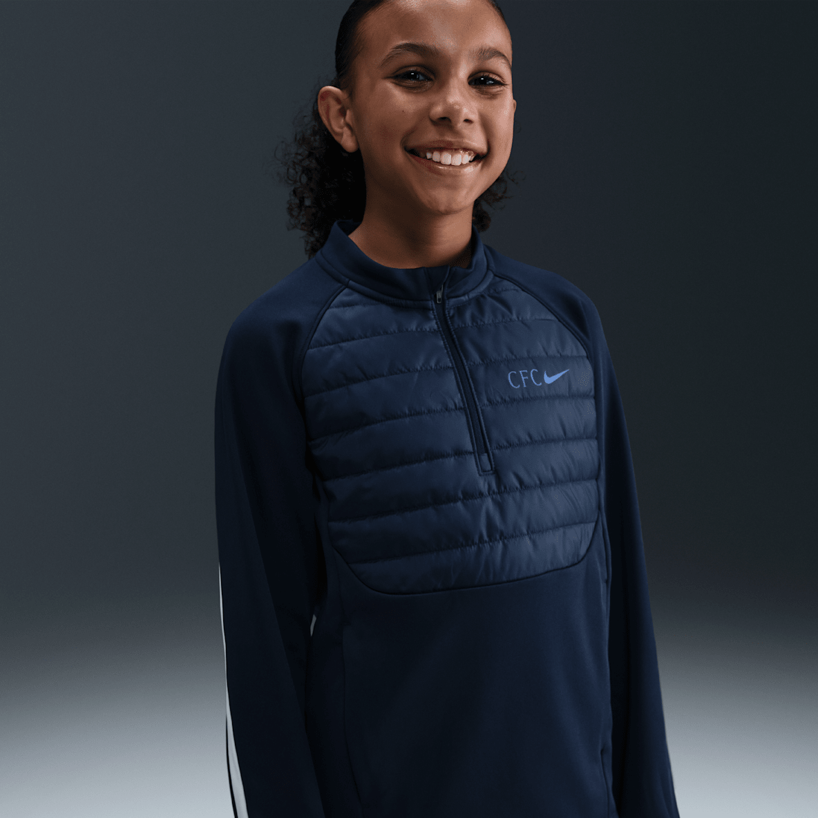 Chelsea FC Academy Winter Warrior Chelsea FC Academy Winter Warrior Fotbalové tréninkové tričko Nike Therma-FIT pro větší děti