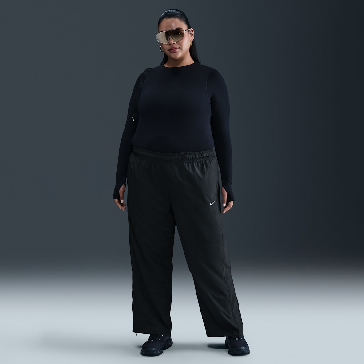 Nike Sportswear Classic Pantalones de tiro medio con dobladillo abierto para mujer (talla grande)