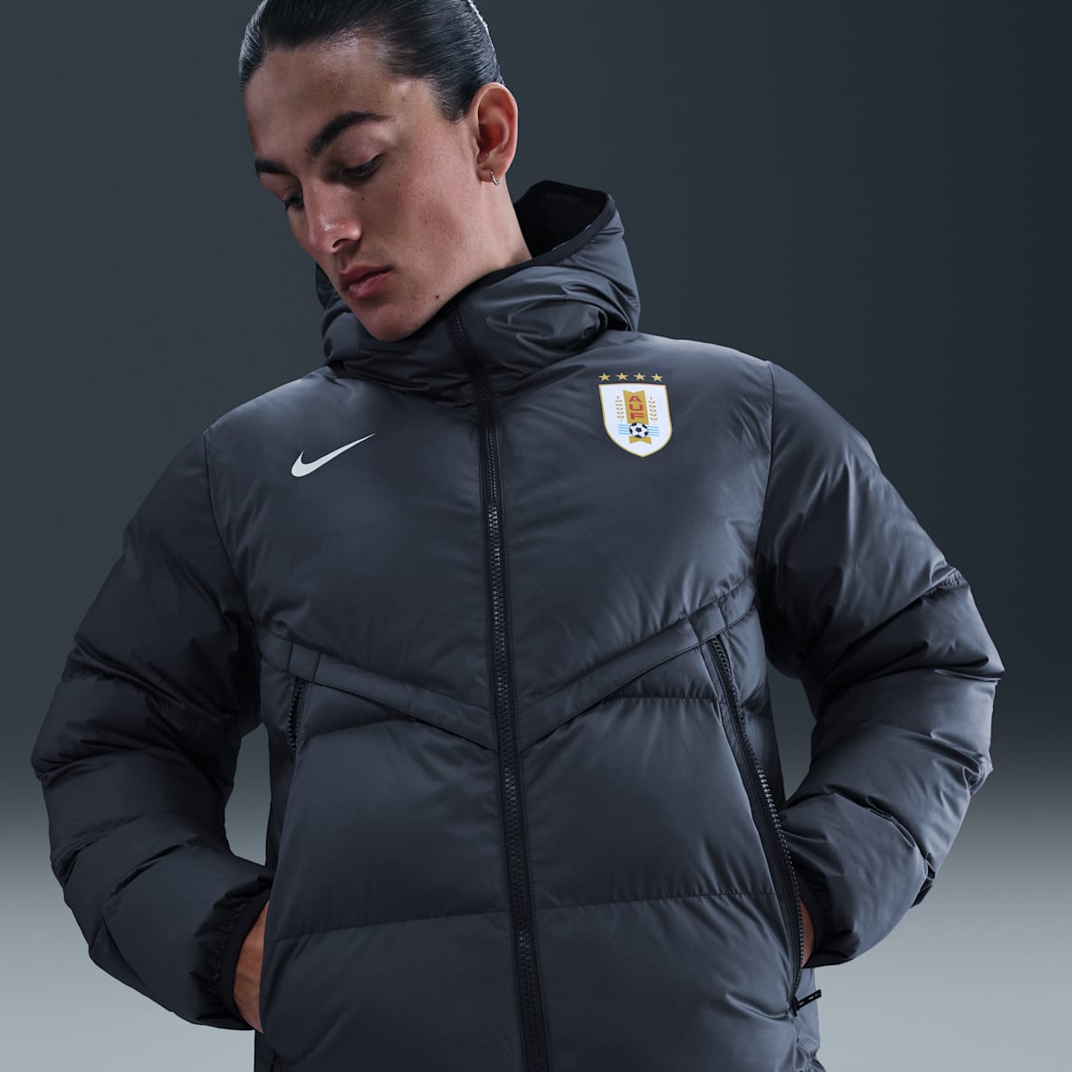 Uruguay Strike Windrunner PrimaLoft® Chamarra de fútbol Nike Storm-FIT con gorro para hombre