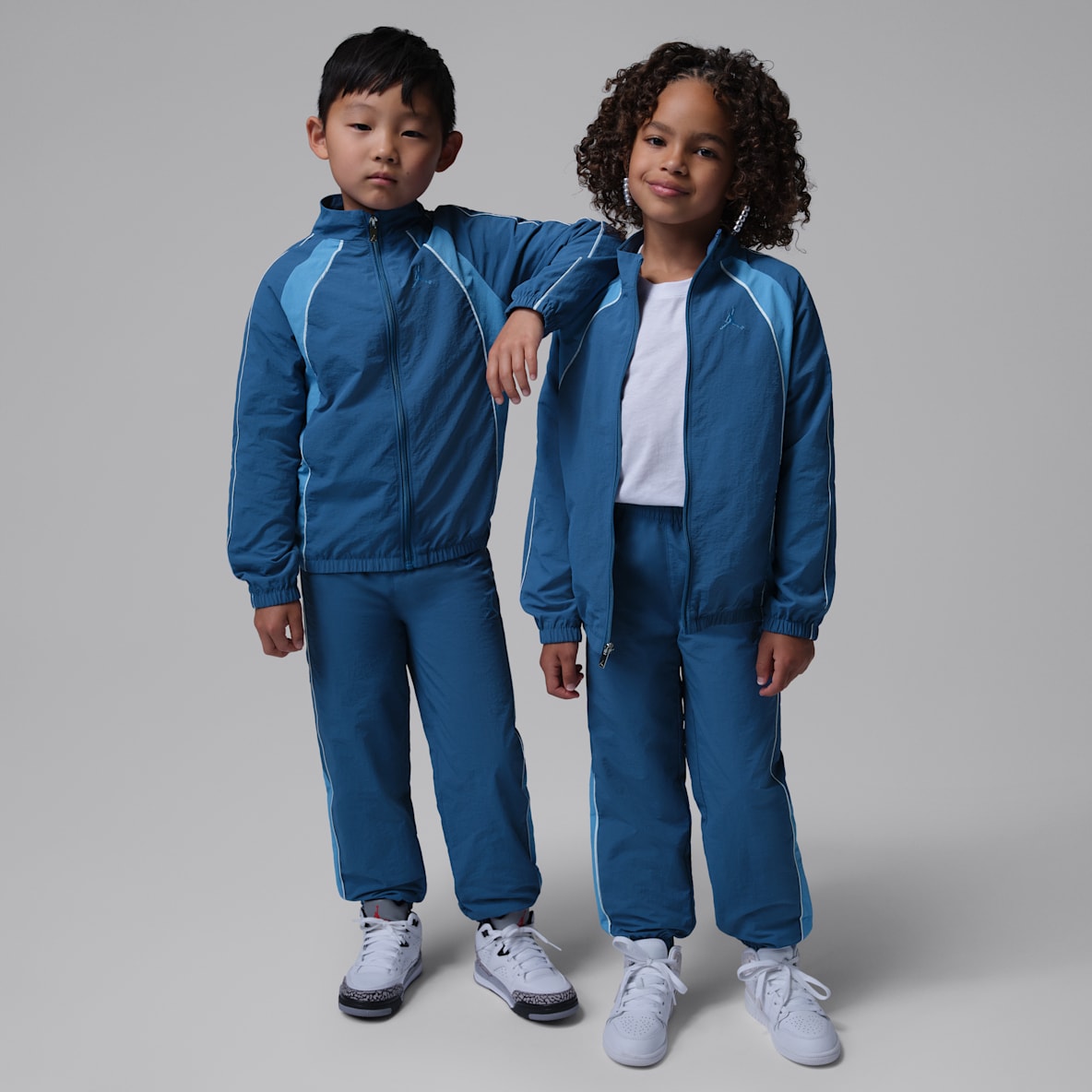 Jordan Conjunto con ribetes de rompevientos de dos piezas de bloques de colores para niños talla pequeña