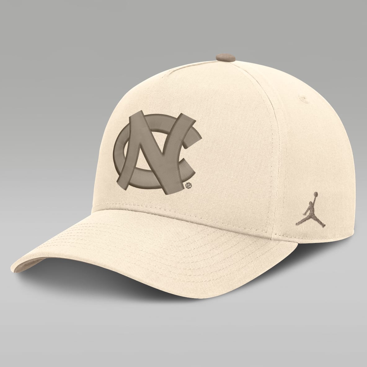 North Carolina Natural Rise Gorra universitaria marca Jordan Dri-FIT con estructura A-Frame ajustable para hombre