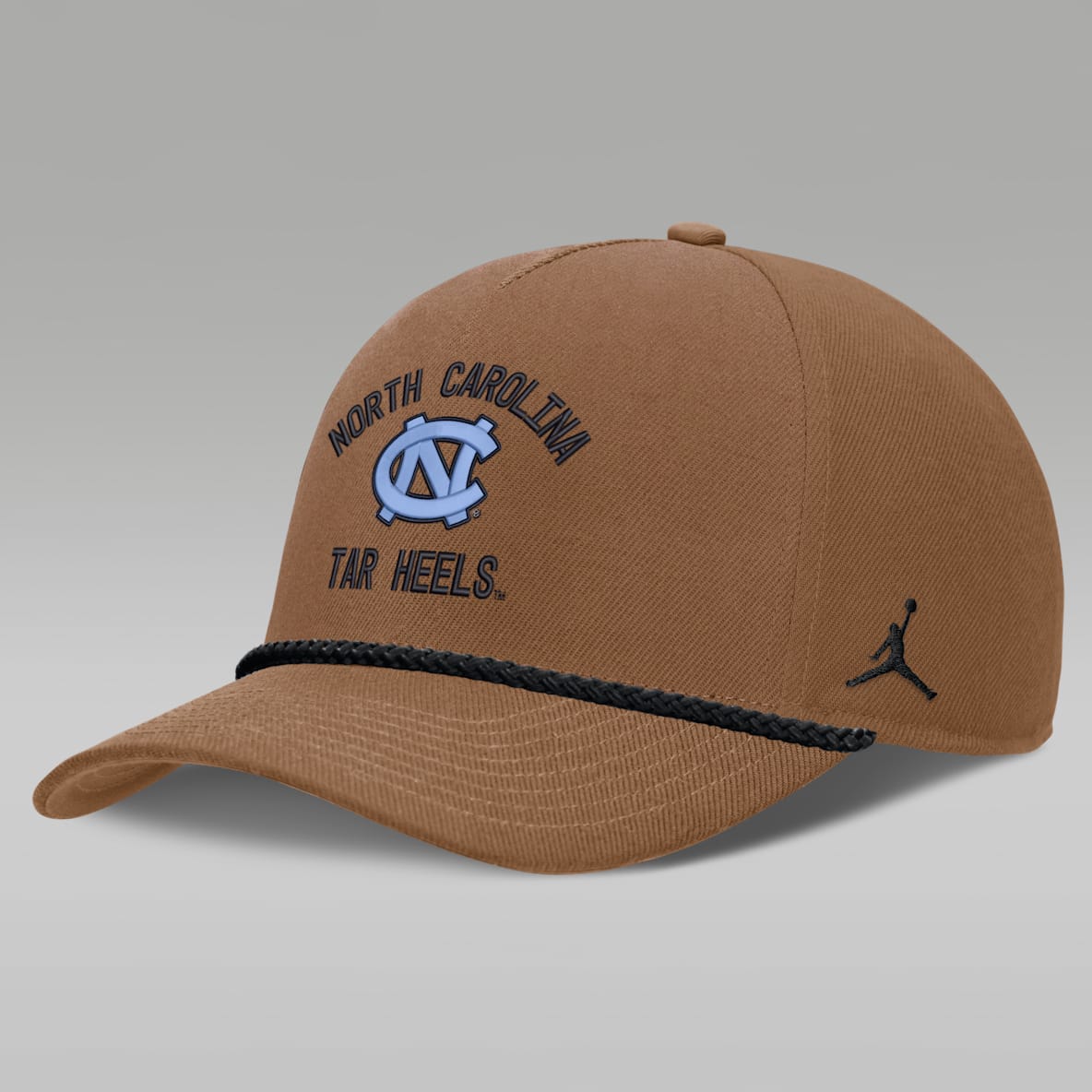 North Carolina Military Appreciation Rise Gorra universitaria marca Jordan Dri-FIT con estructura A-Frame ajustable para hombre