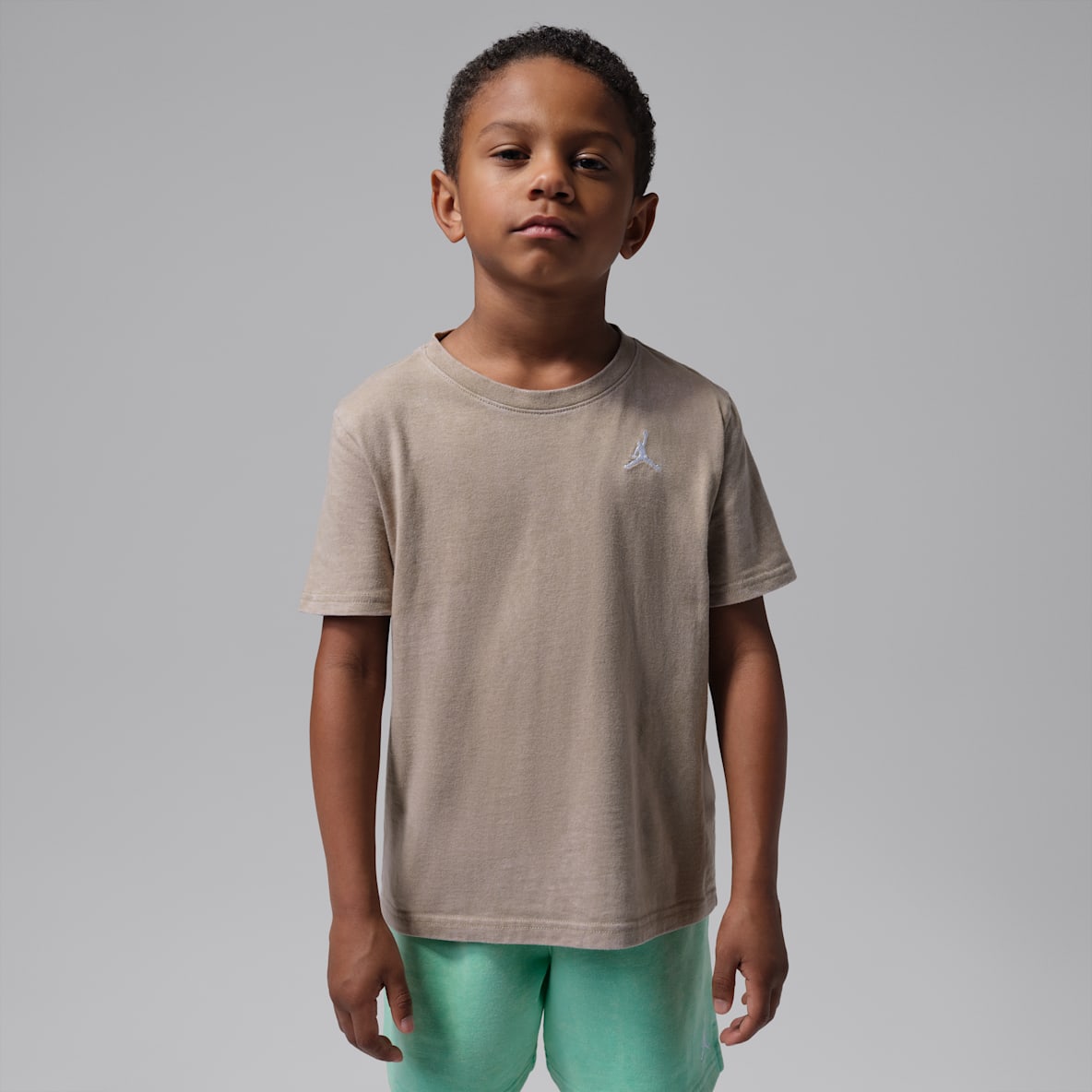 Jordan Playera Air bordada con lavado ácido para niños talla pequeña