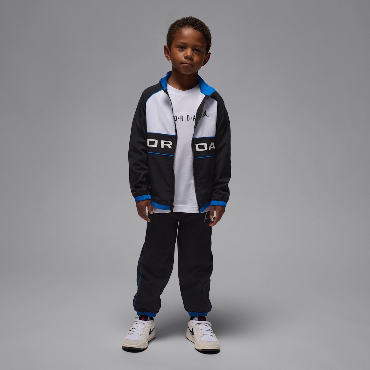 Jordan Jordan Conjunto con ribetes de rompevientos de dos piezas para niños talla pequeña