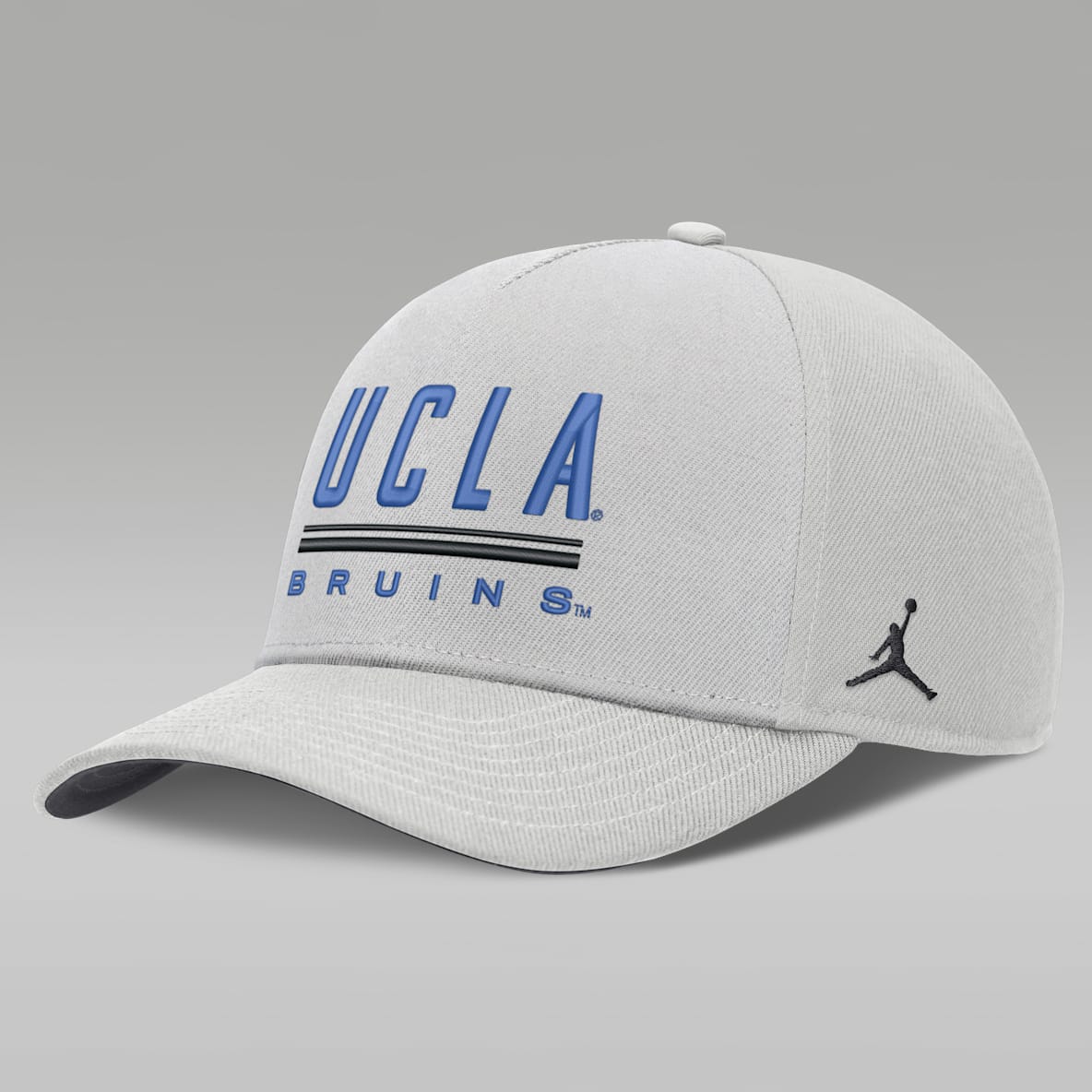UCLA Sideline Practice Rise Gorra universitaria ajustable Dri-FIT Jordan para hombre